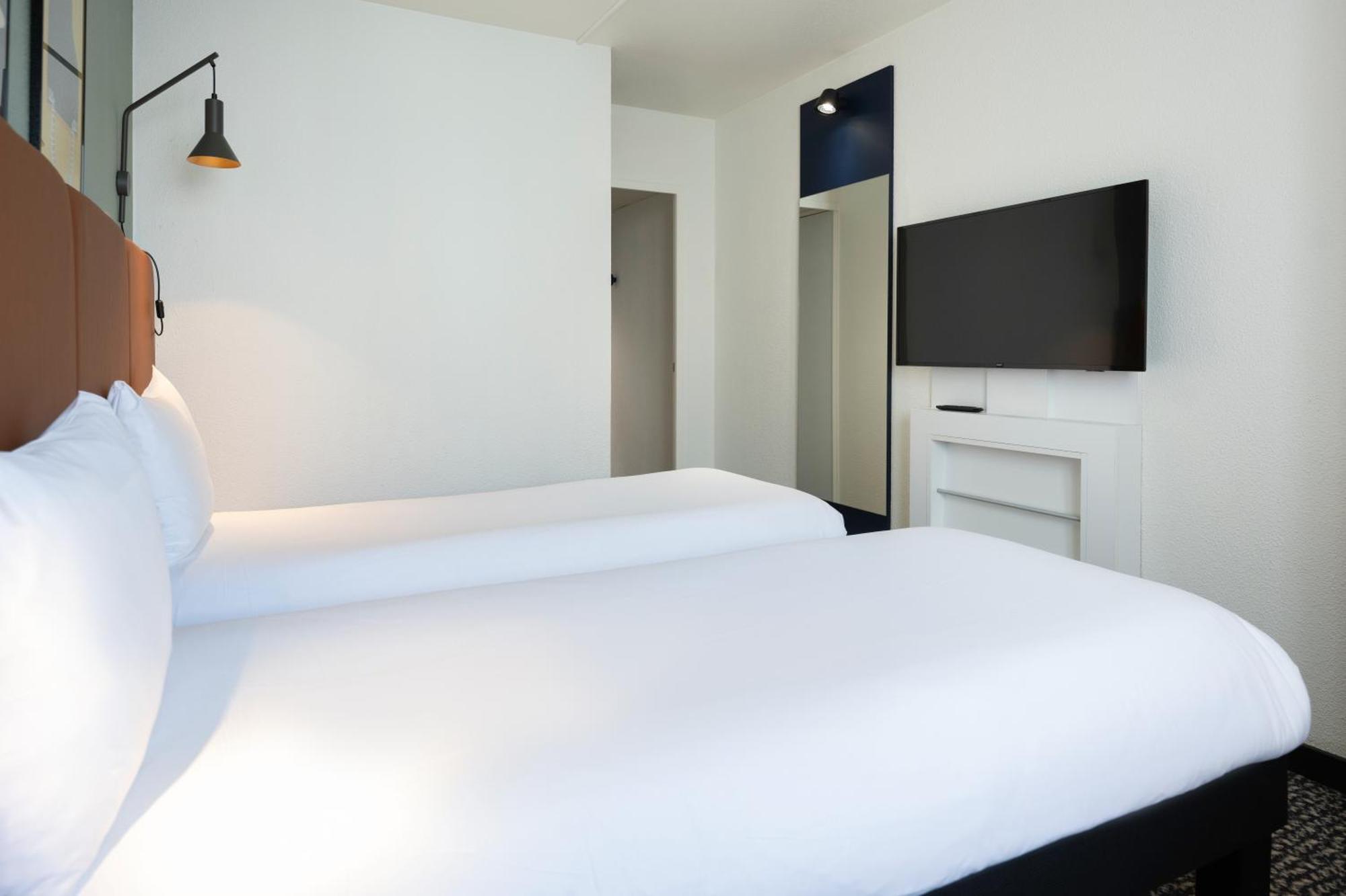 Two non-connecting Double rooms