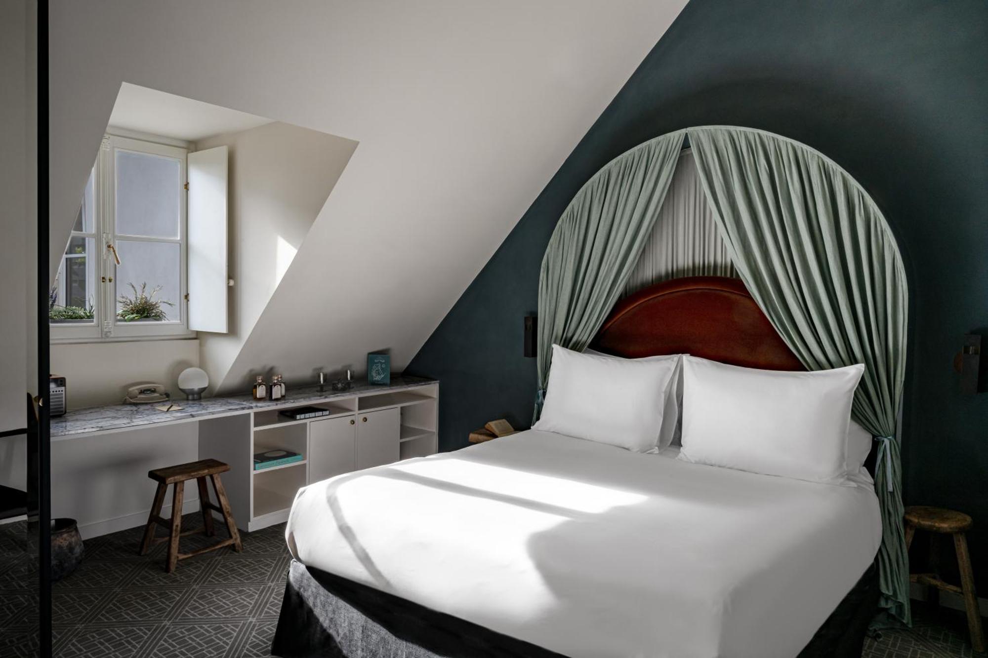 Junior Suite Parisian Eaves