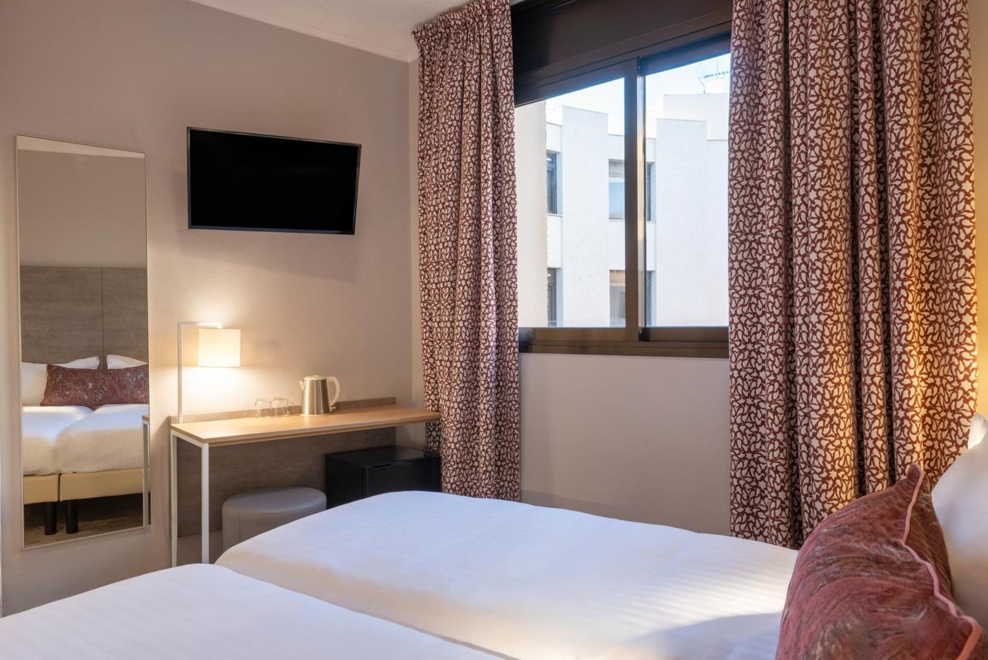 Standard Twin Room inside yard view