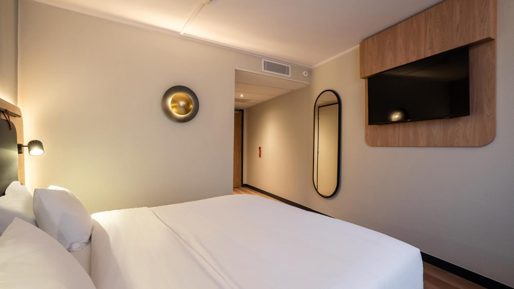 Superior Room 1 King Bed