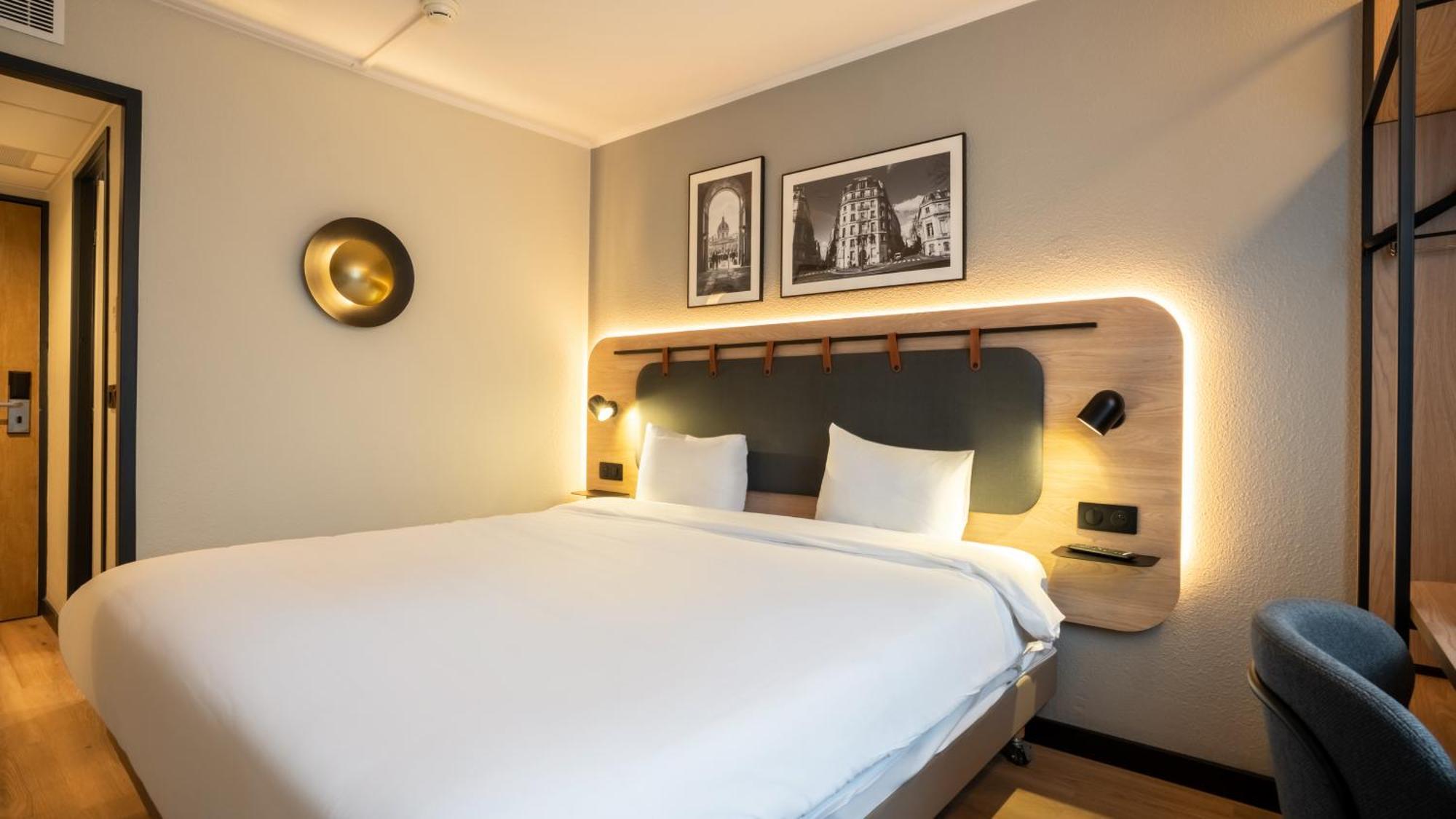 Standard Room 1 Queen Bed