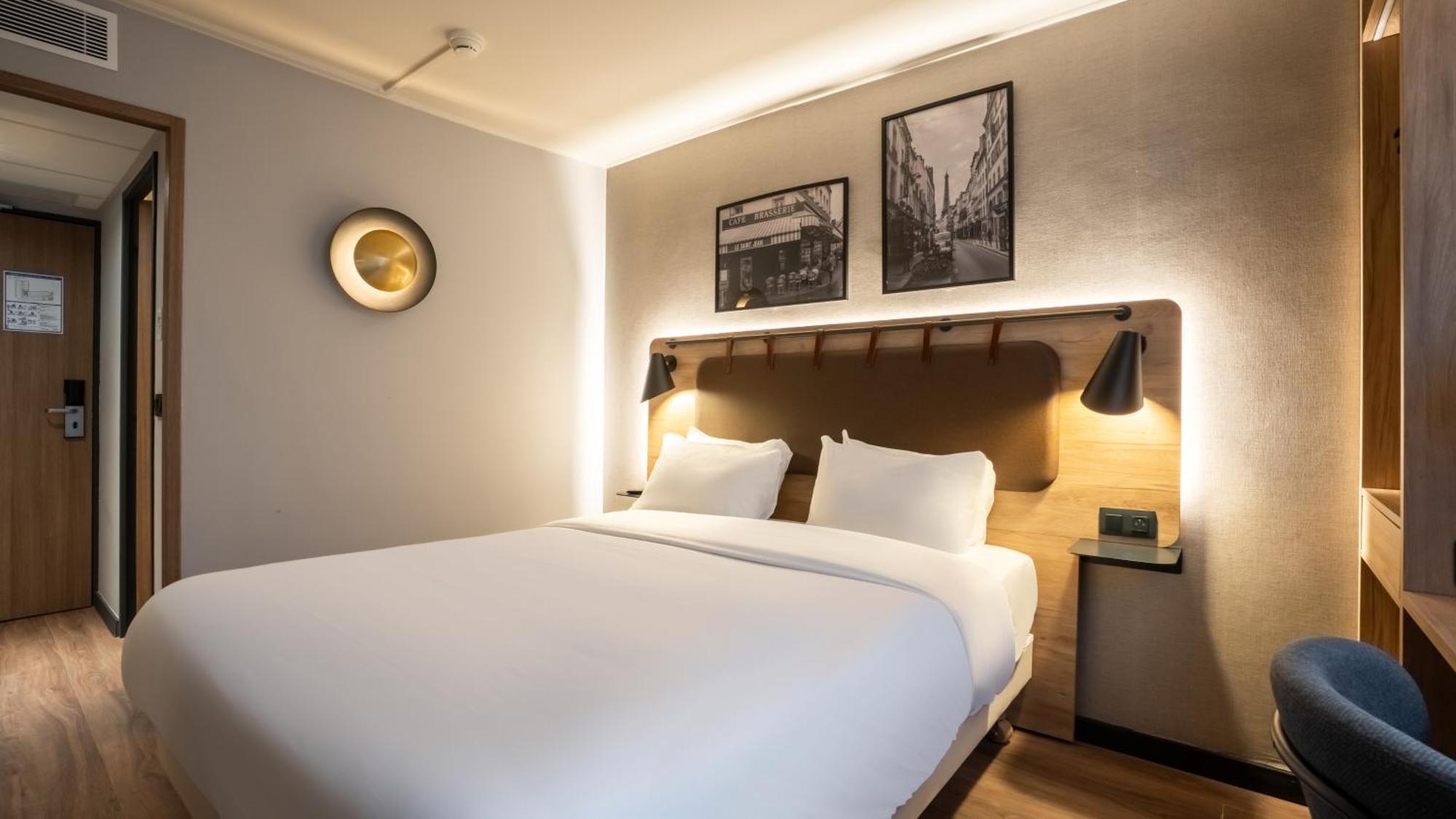 Superior Room 1 King Bed