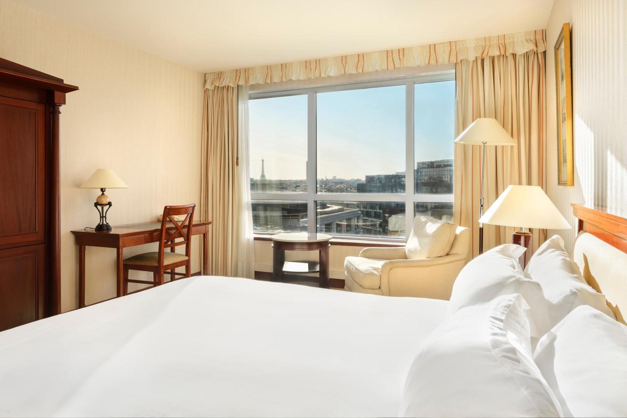 Deluxe views over Eiffel Tower