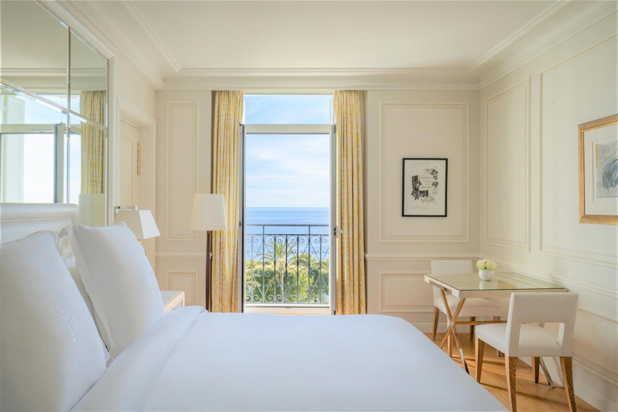 Palace Sea View Room King bed