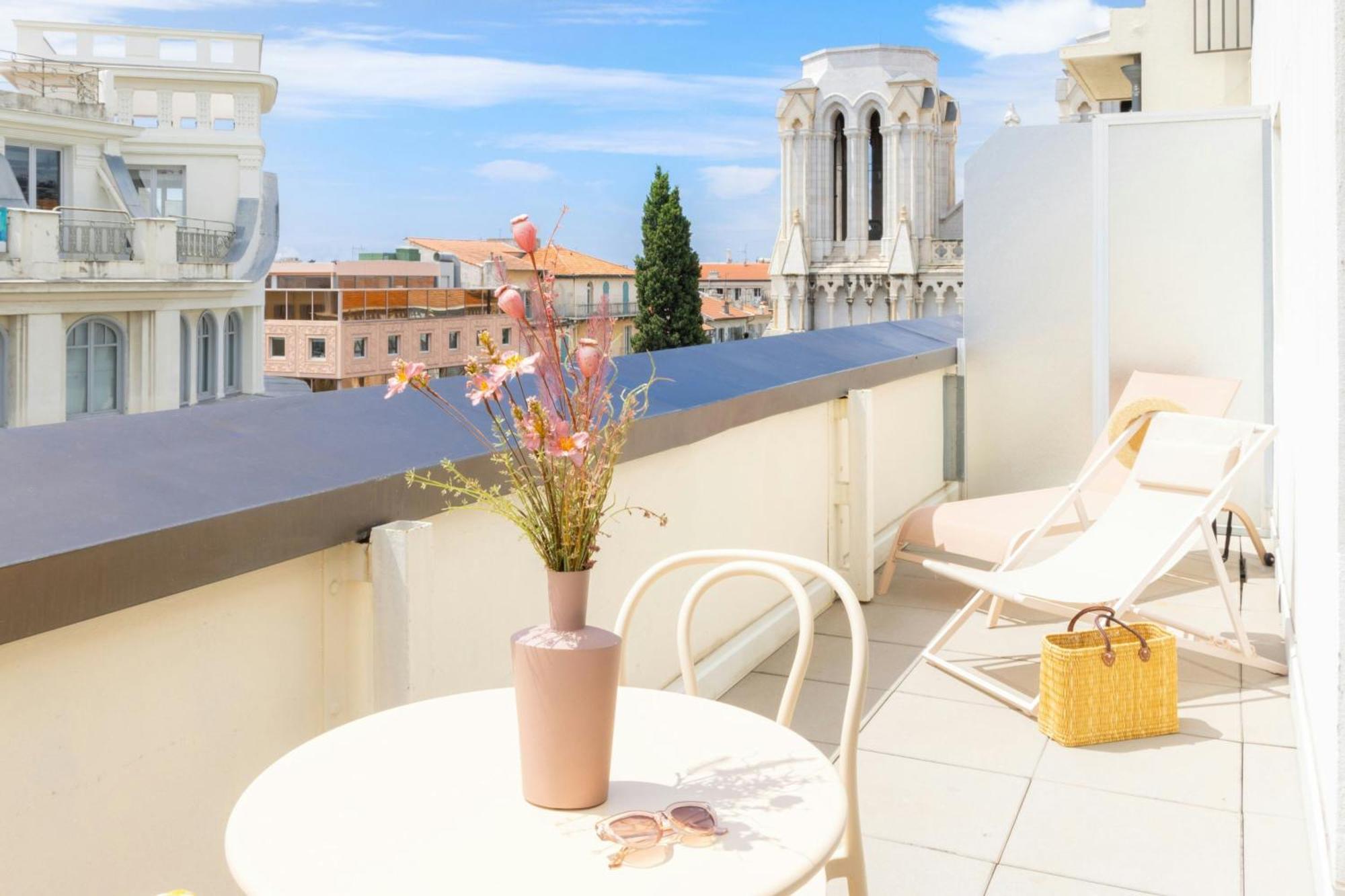 Premium Queen Room Terrace Notre Dame View