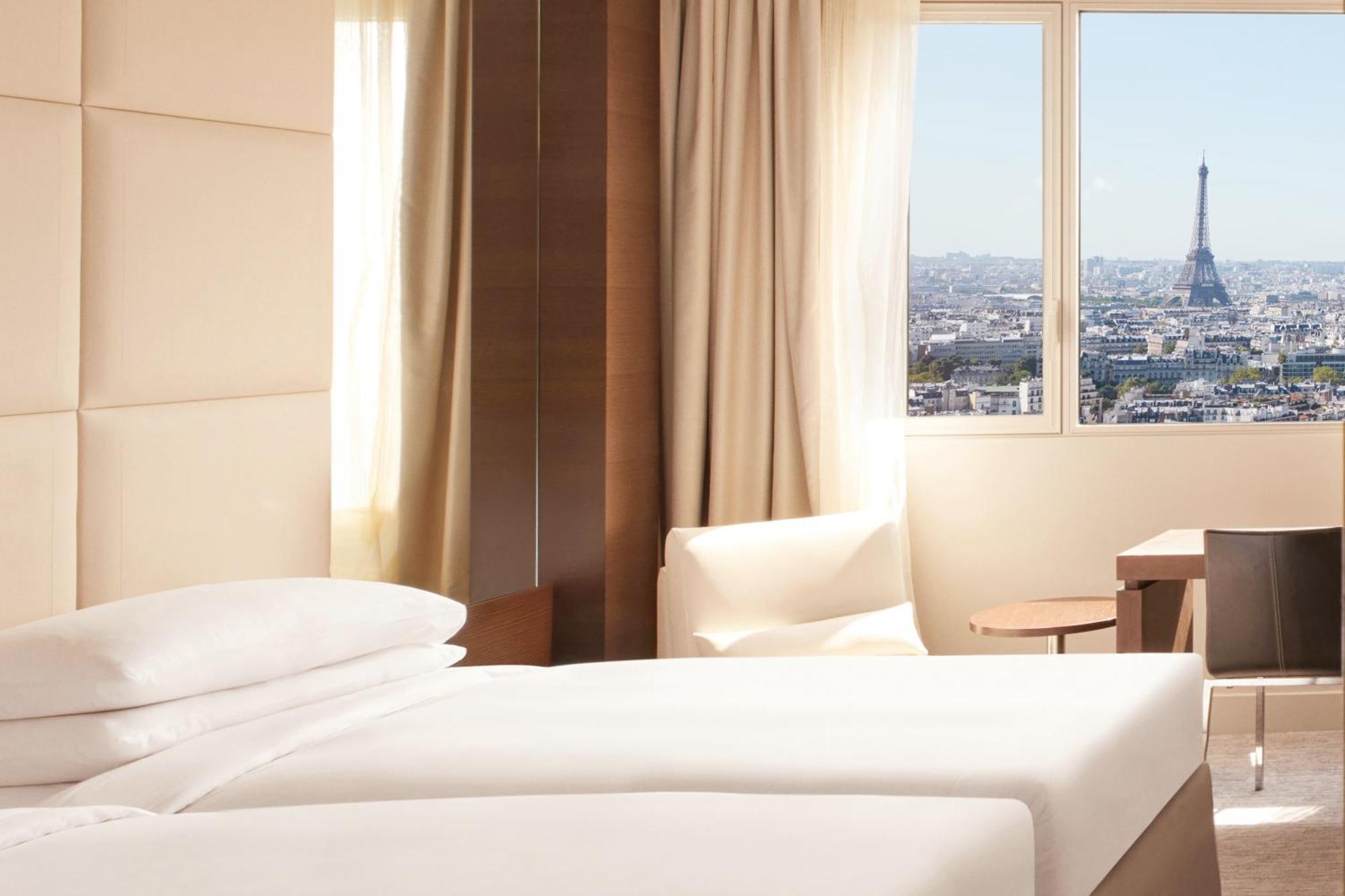 Twin Room Eiffel Tower View