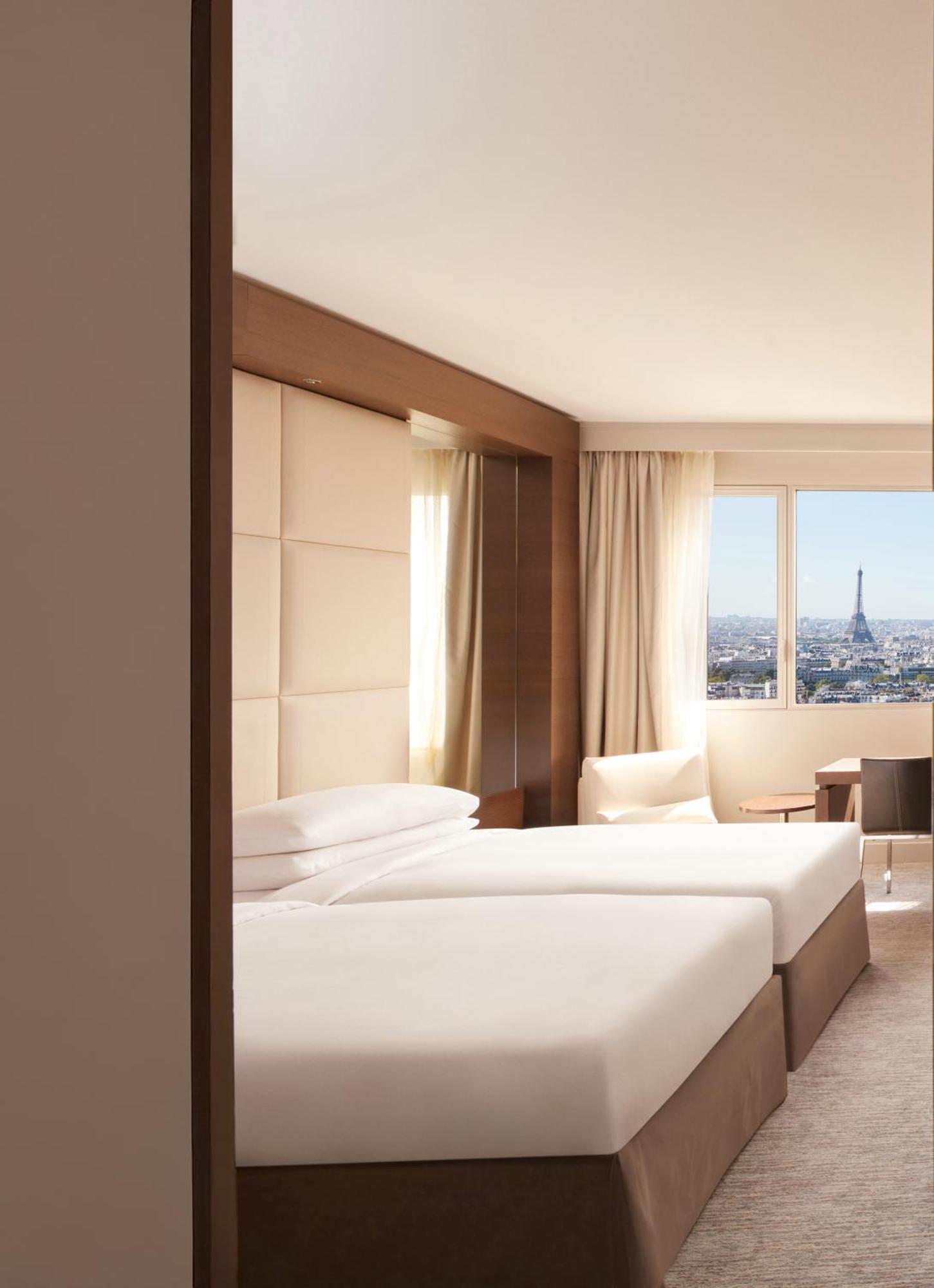 Twin Room Eiffel Tower View