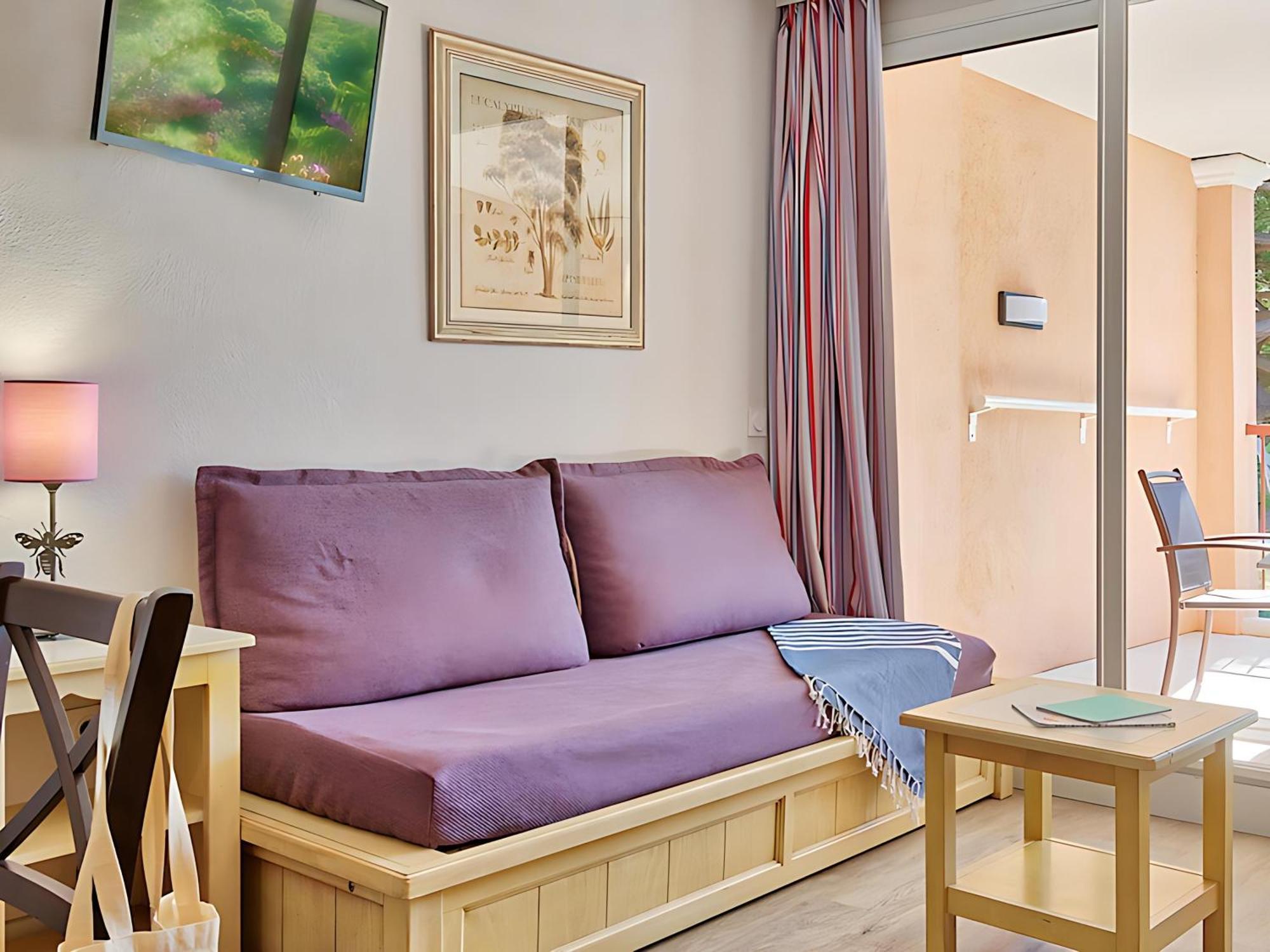 One-Bedroom Apartment Sleeping Alcove Terrace or Balcony Garden View