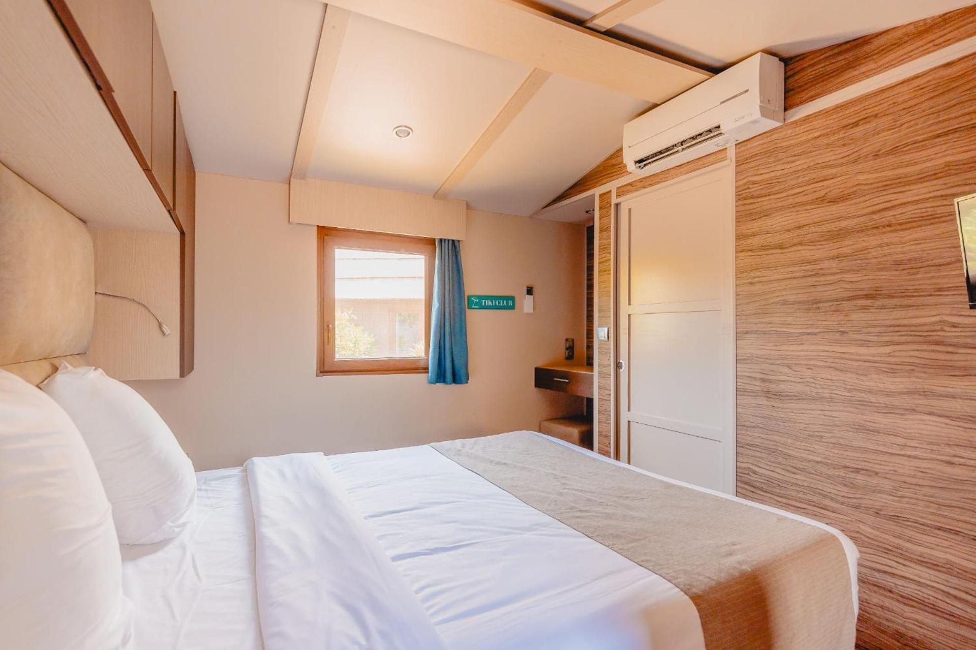 Garden Tiki Hutte Premium Two-Bedroom Bungalow