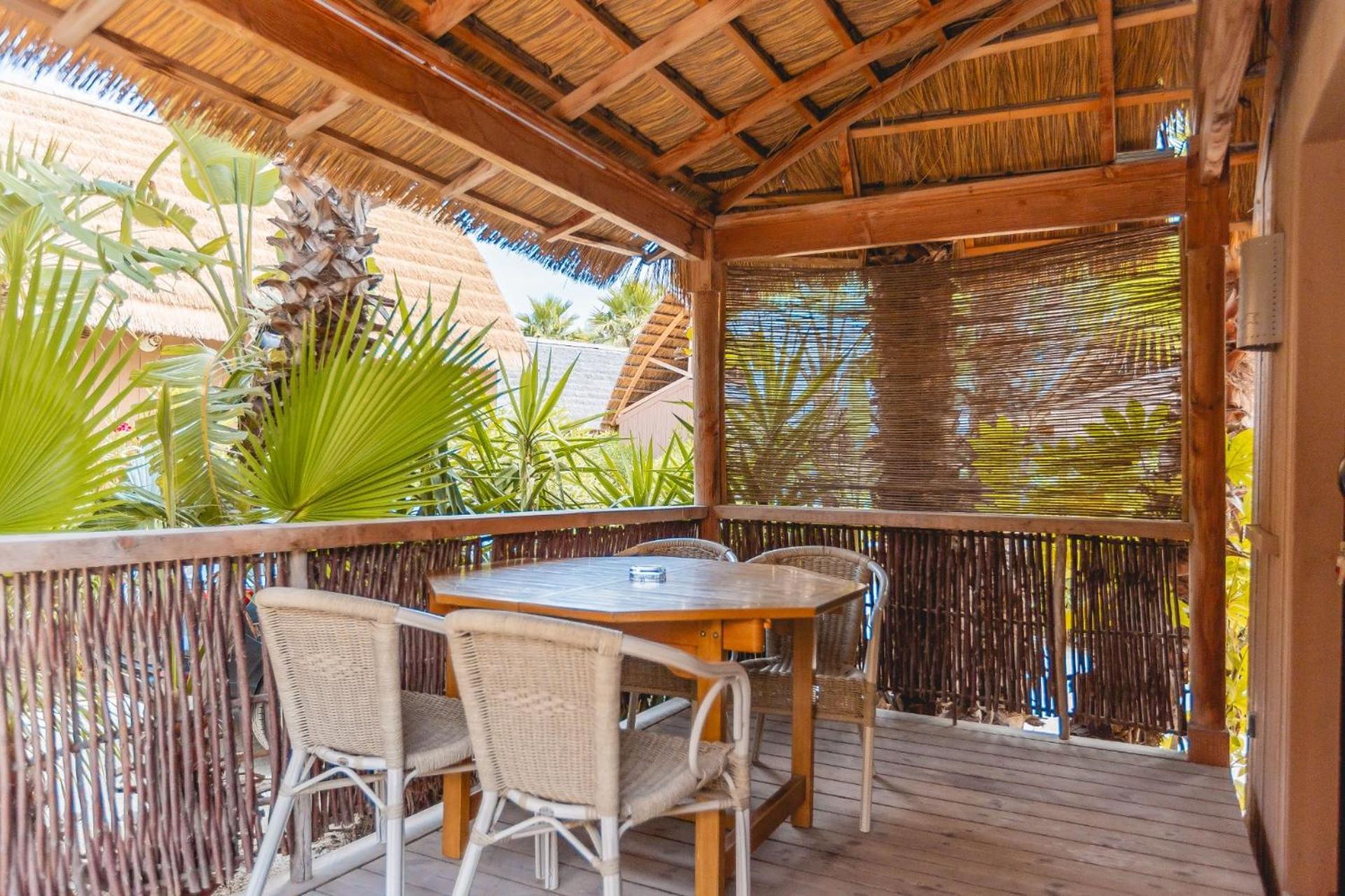 Premium Garden Tiki hutte-one bedroom sofa bed