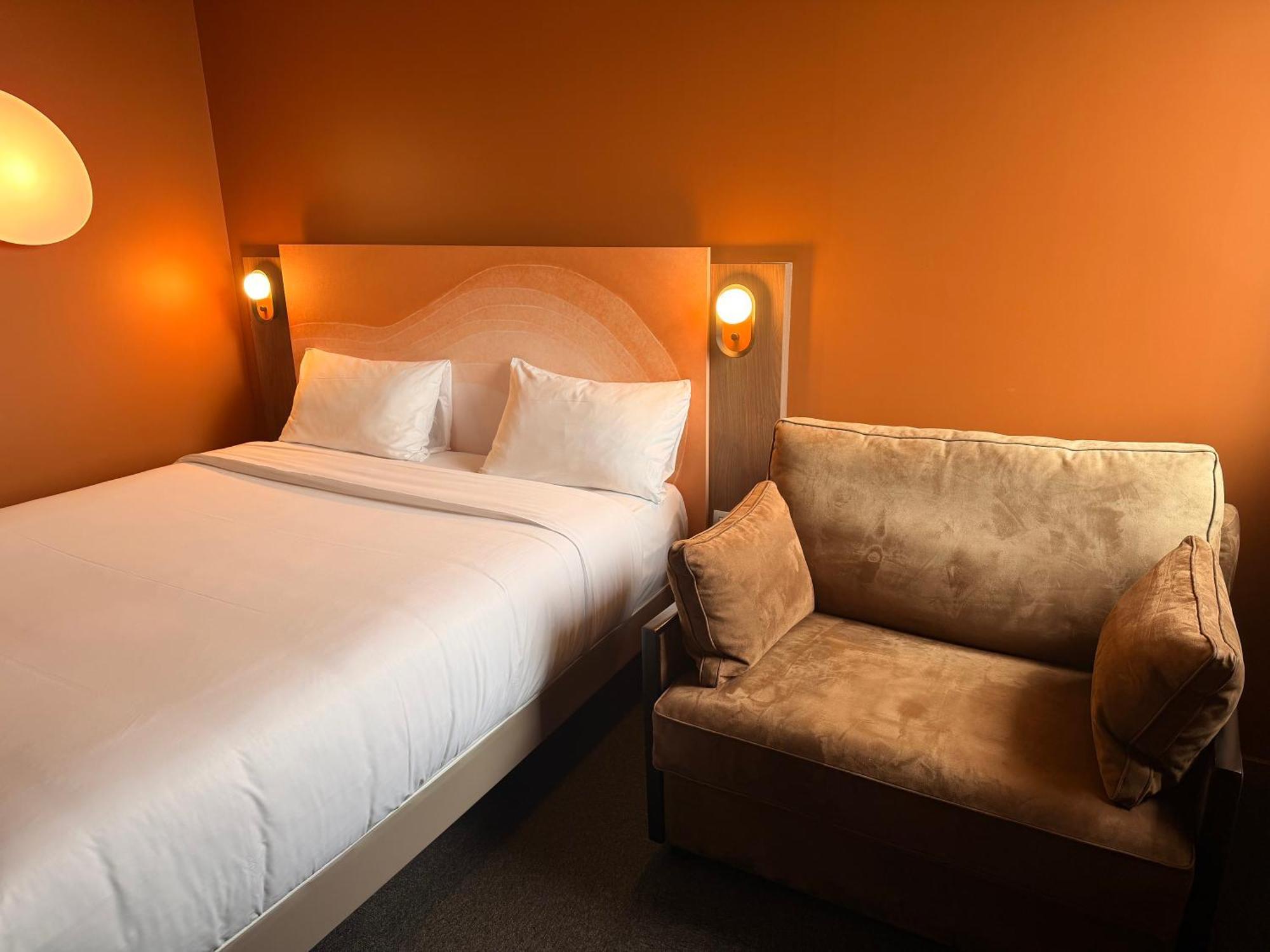 Comfort Room Double Bed Single Sofa Bed