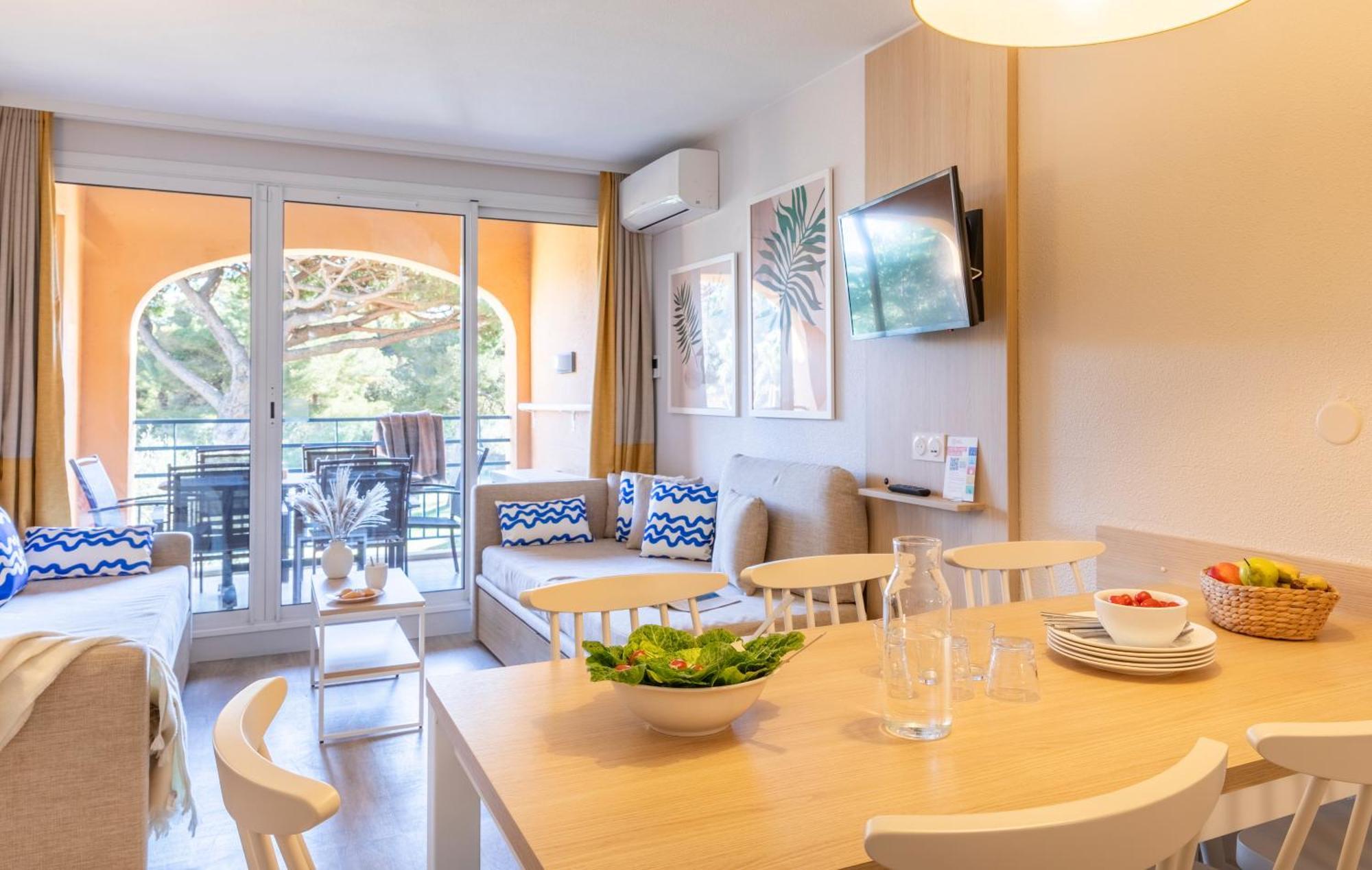 Superior One-Bedroom Apartment Sleeping Alcove Air Conditioning Terrace or Balcony Garden View