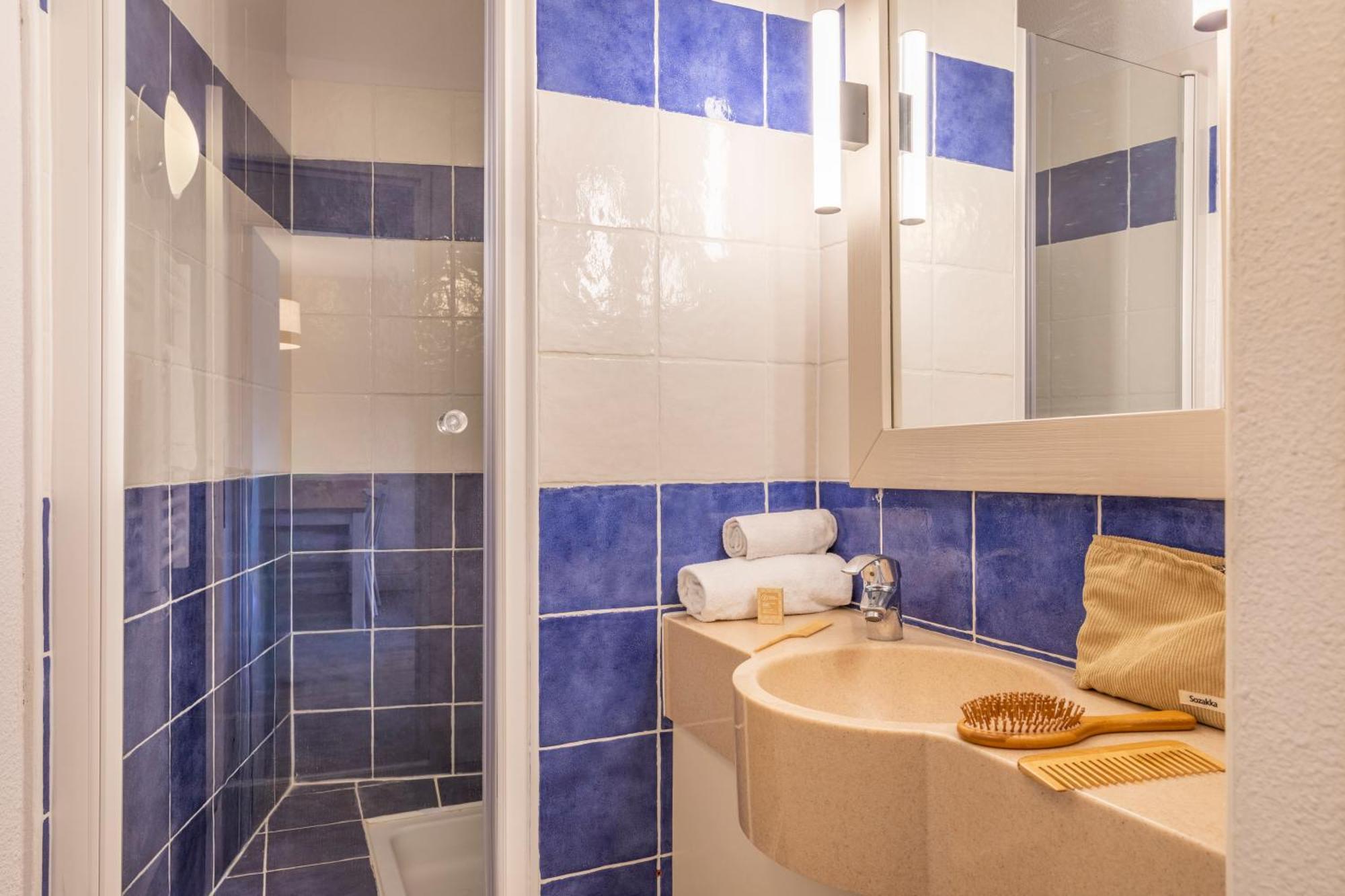 Superior One-Bedroom Apartment Sleeping Alcove Air Conditioning Terrace or Balcony Garden View