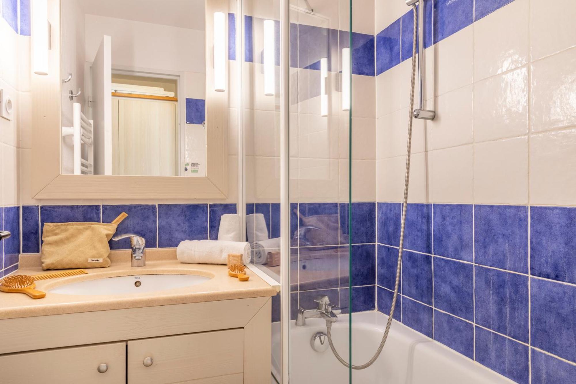 Superior One-Bedroom Apartment Air Conditioning Terrace or Balcony Garden View