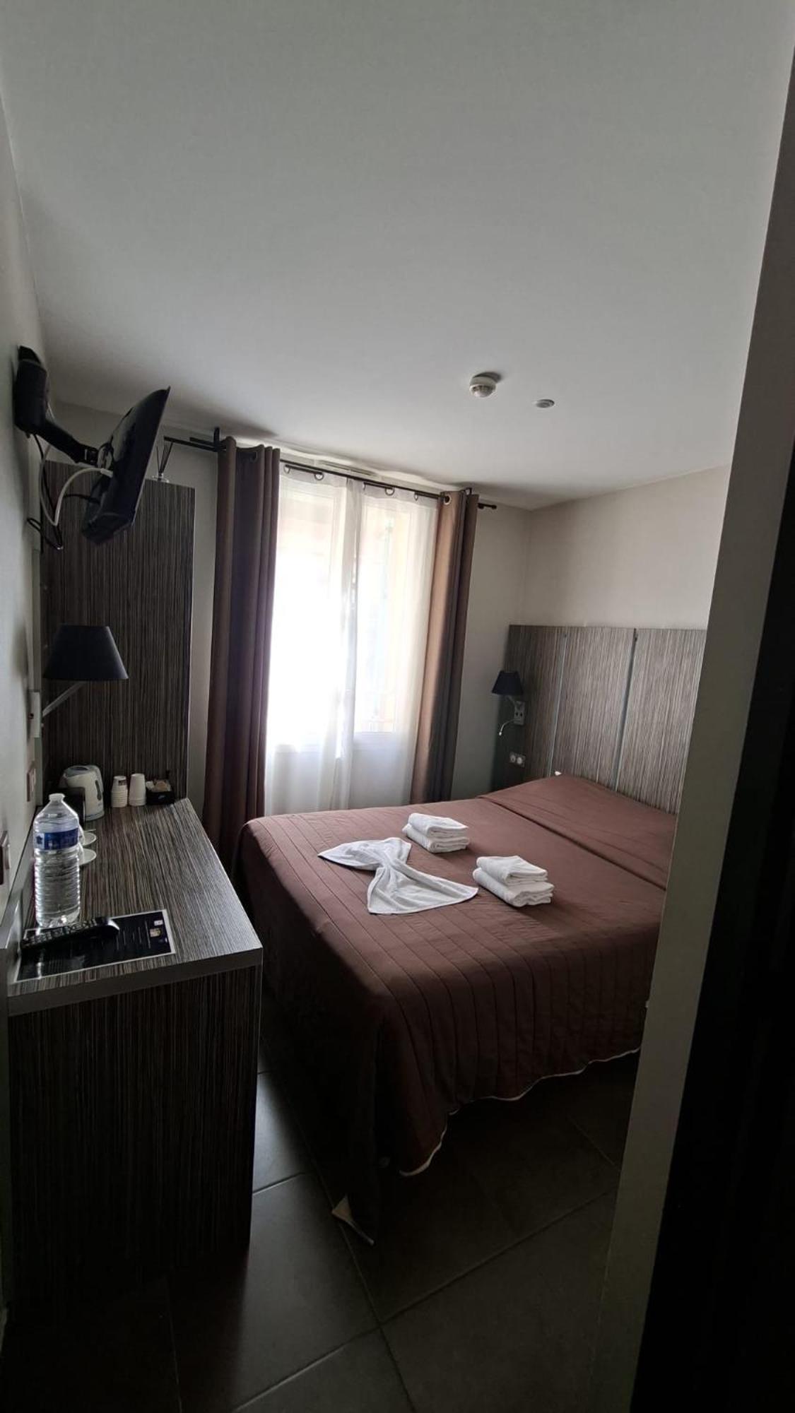 203 CHAMBRE VUE SUR COUR 2 AV CHARLES DE GAULLE