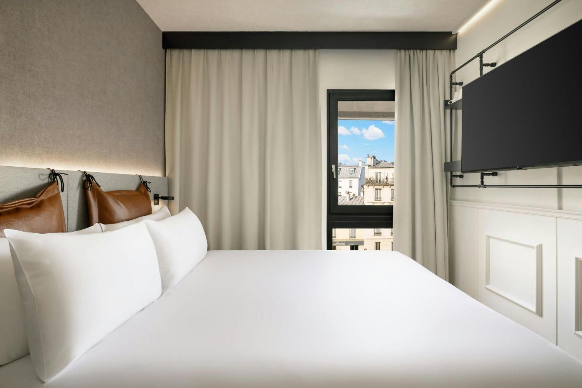 Moxy Queen Room