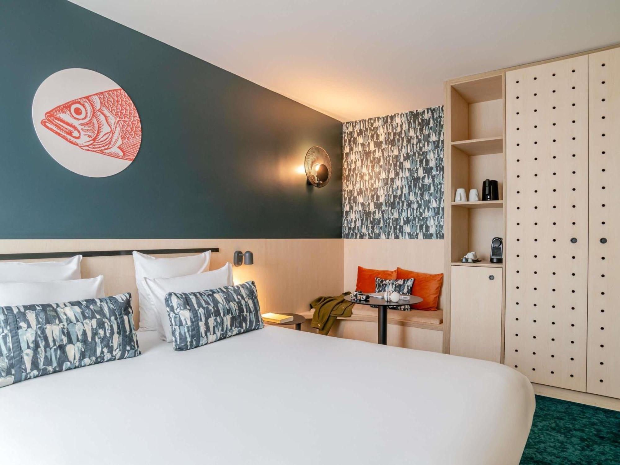 Comfort Room One Double-Size Bed One Single Sofa Lake View