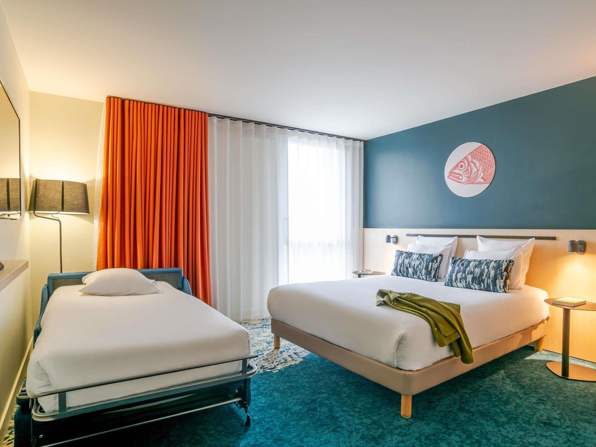 Comfort Room One Double-Size Bed One Single Sofa Lake View