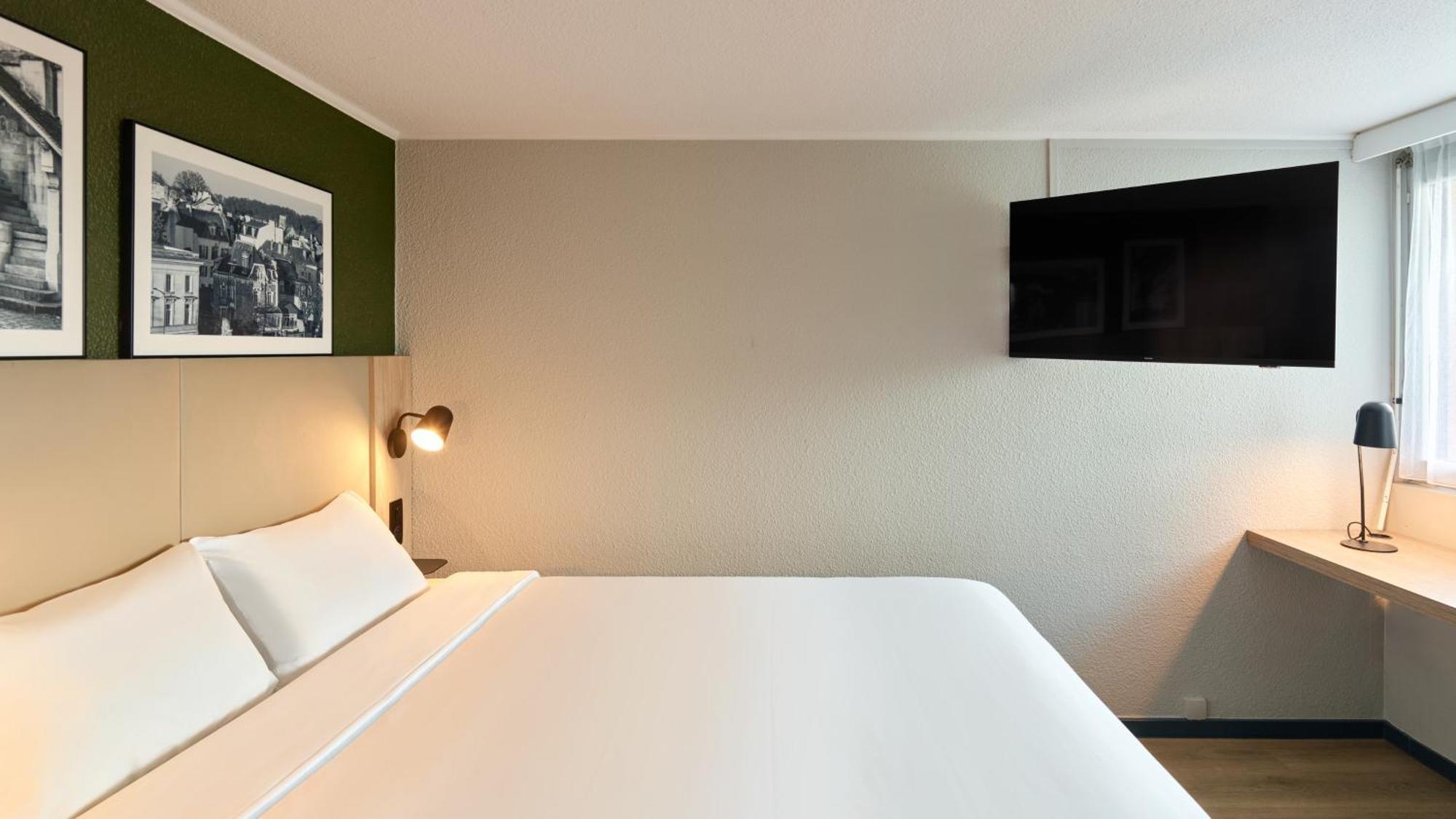 Standard Room 1 Queen Bed
