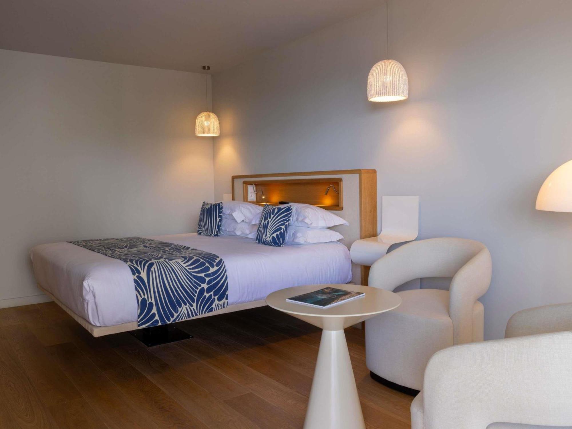 Superior King Room Pool Sea View