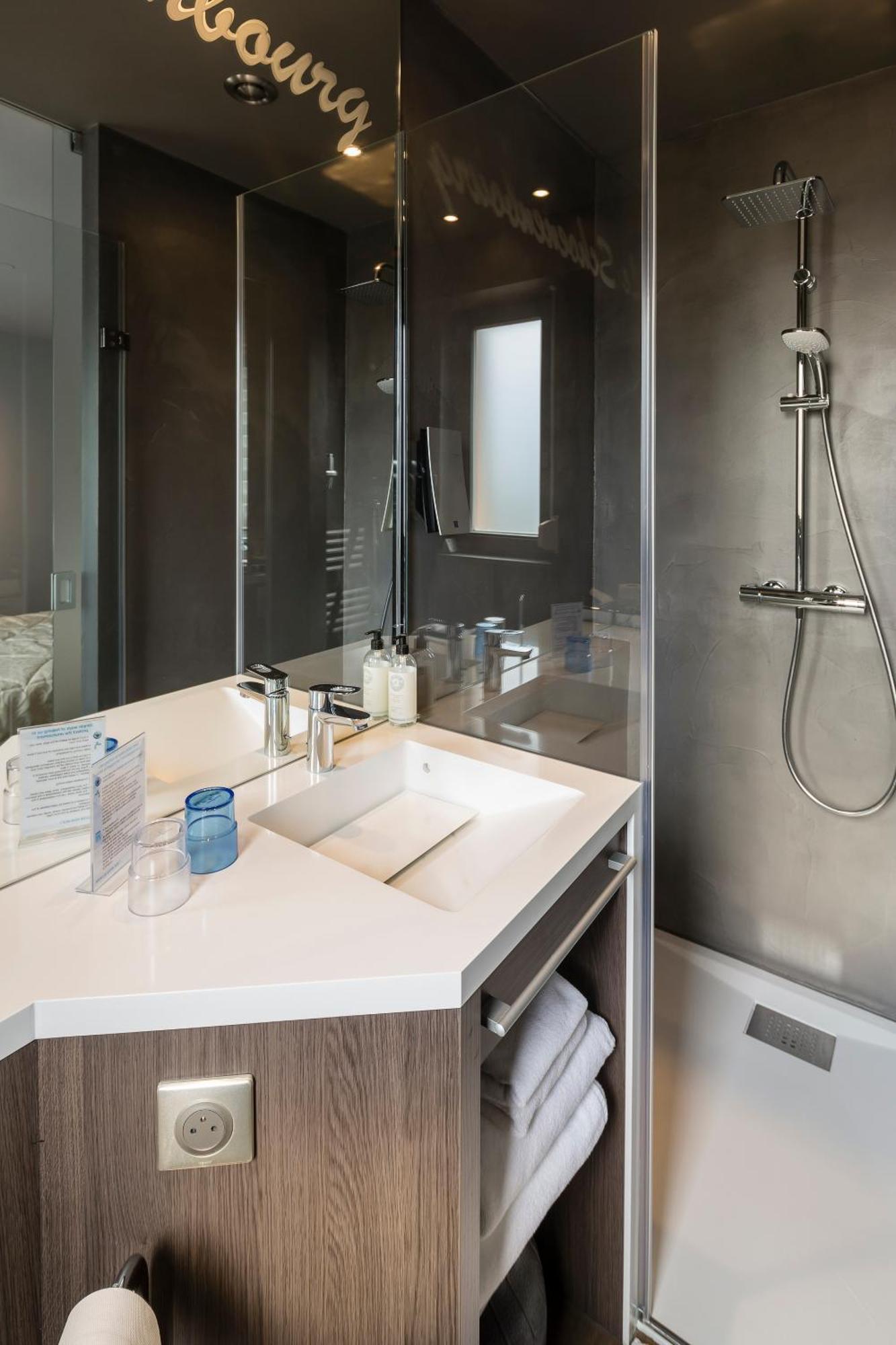 Standard Queen Room Spa access