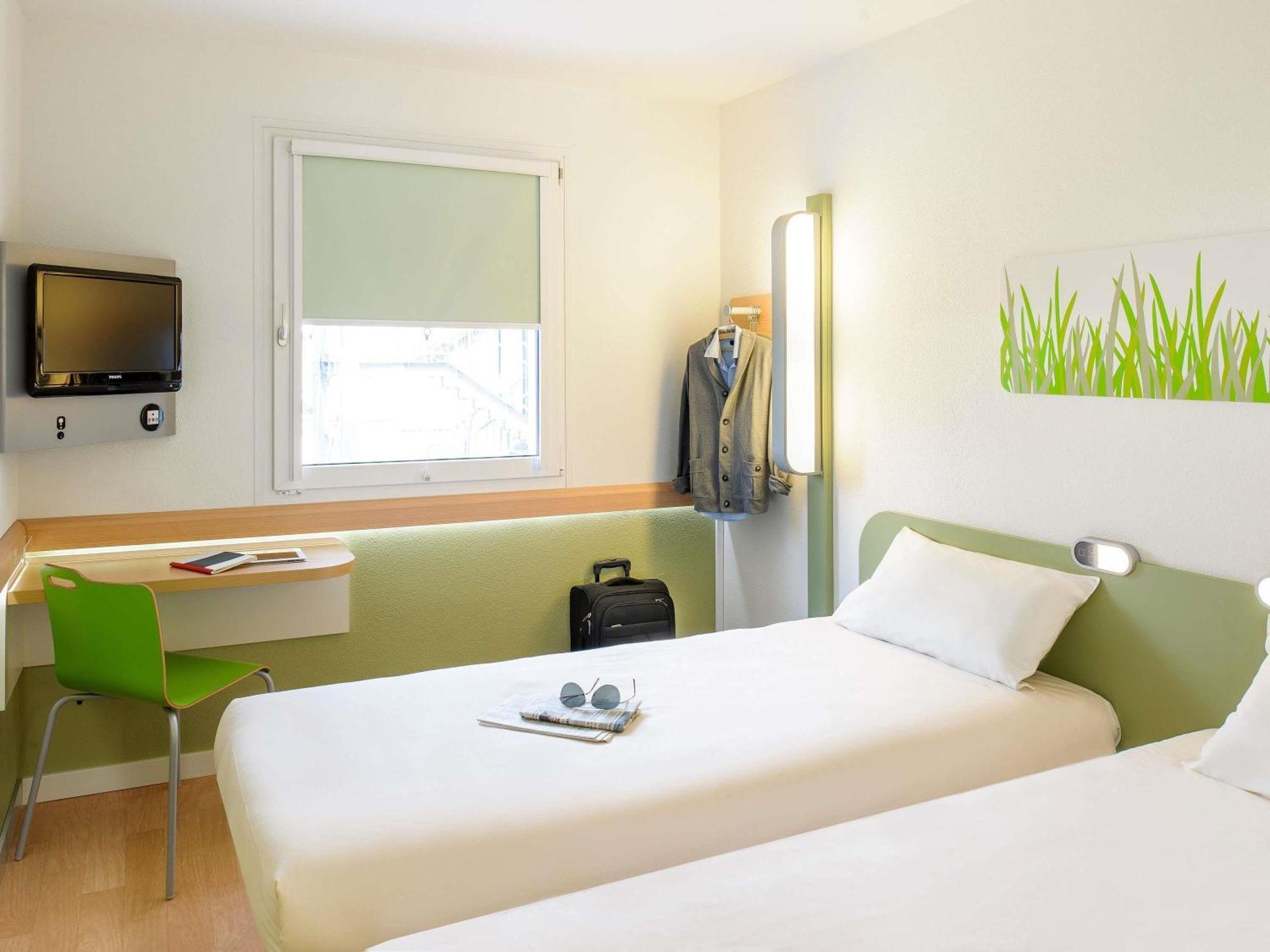 Classic Room Two Single Beds Garden View