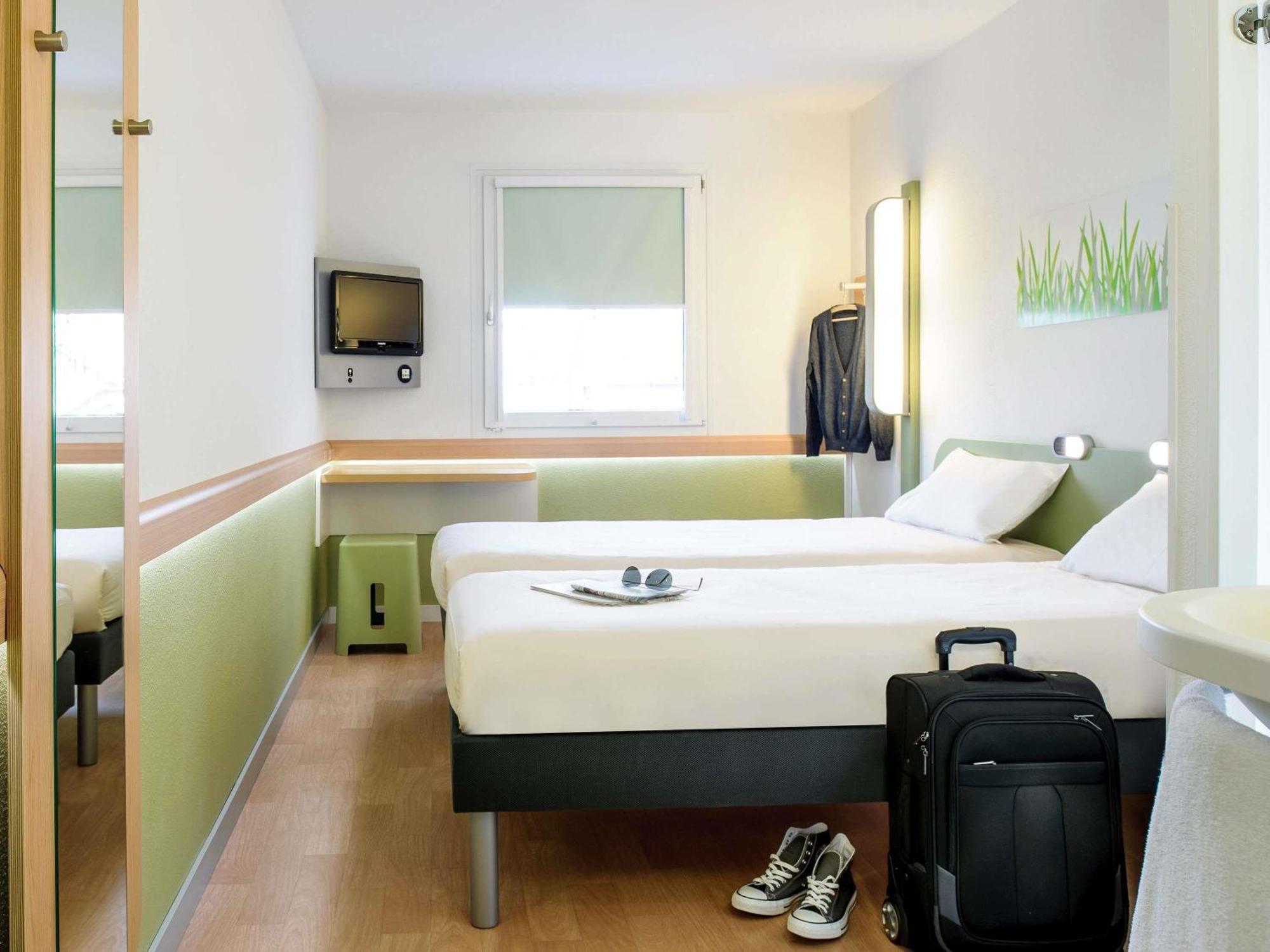 Classic Room Two Single Beds Garden View