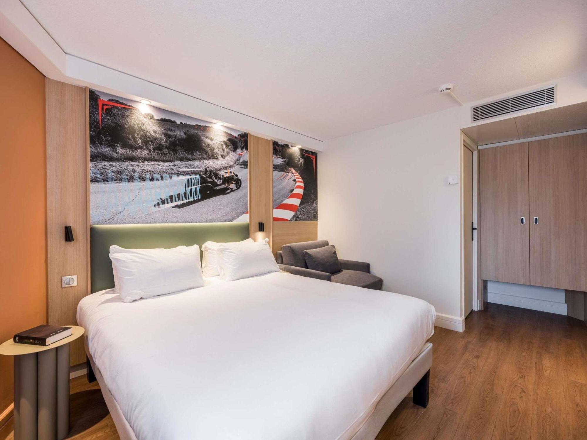 Comfort Room Double Bed Single Sofa Bed