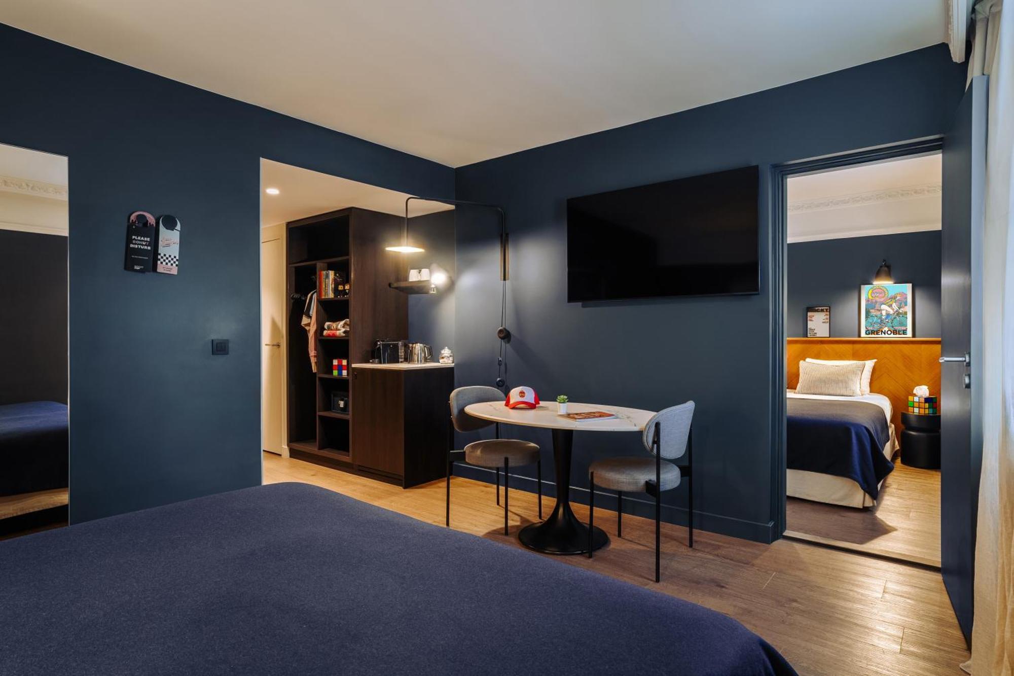 Connecting Room