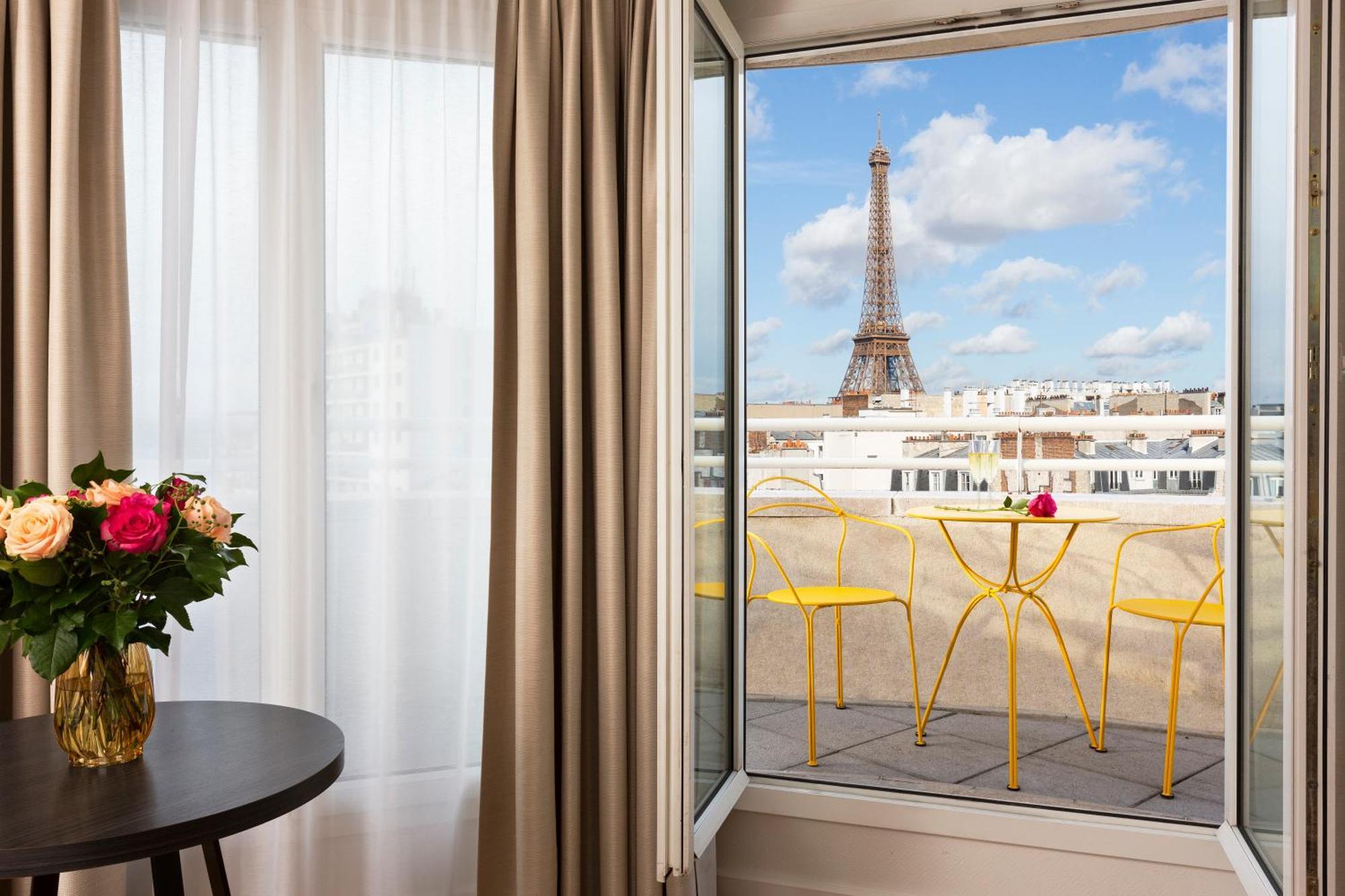 Studio Eiffel Tower view balcony