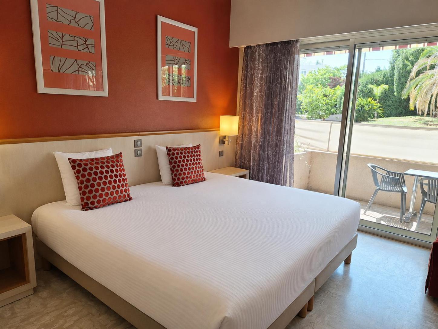 Grand comfort room Kitchenette