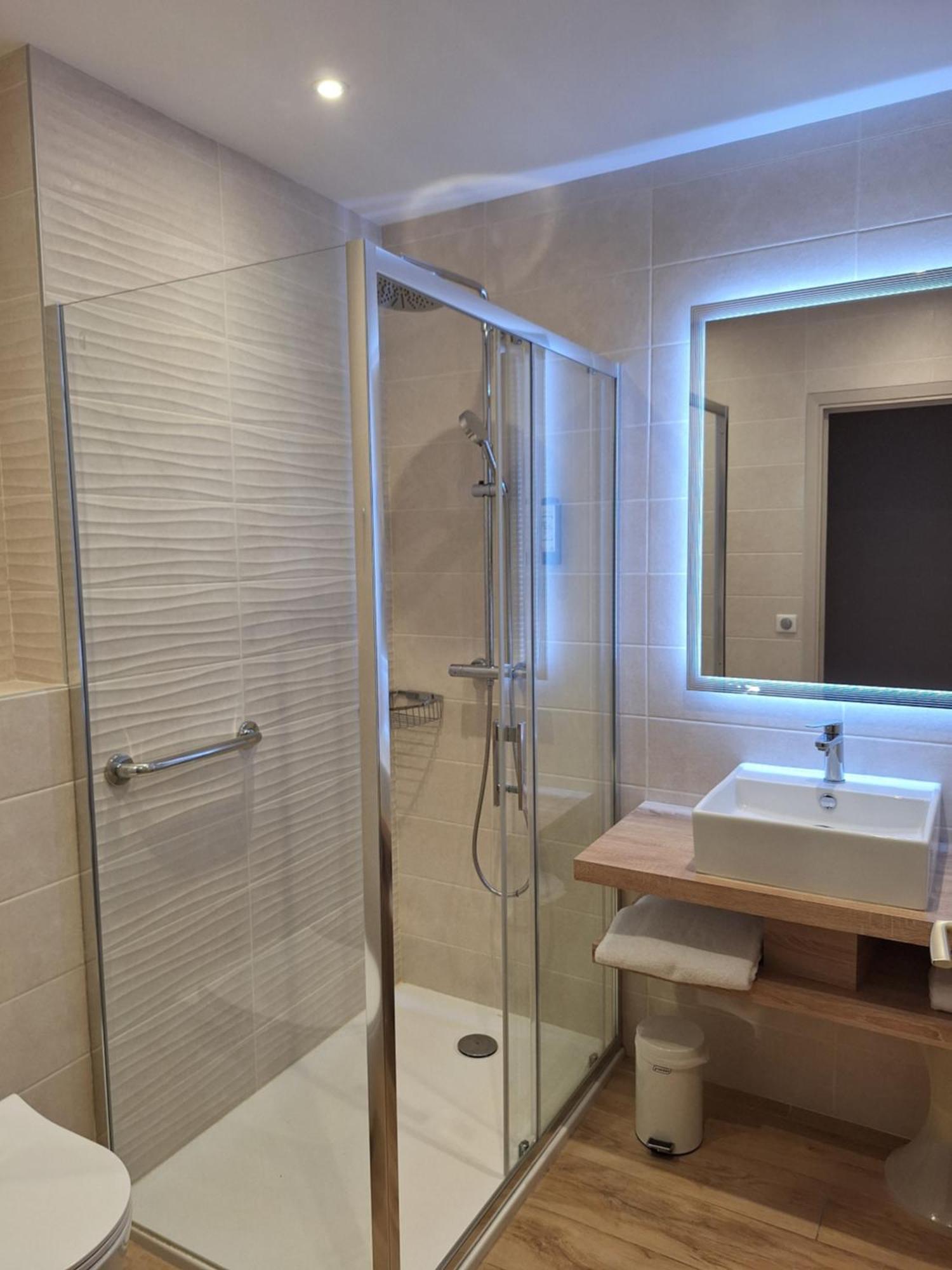 Grand comfort room Kitchenette