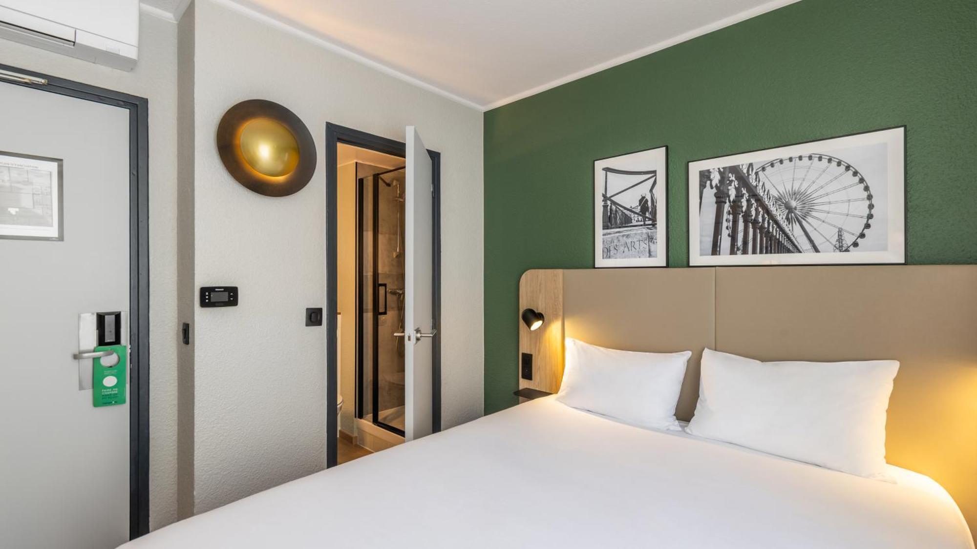 Standard Room 1 Queen Bed