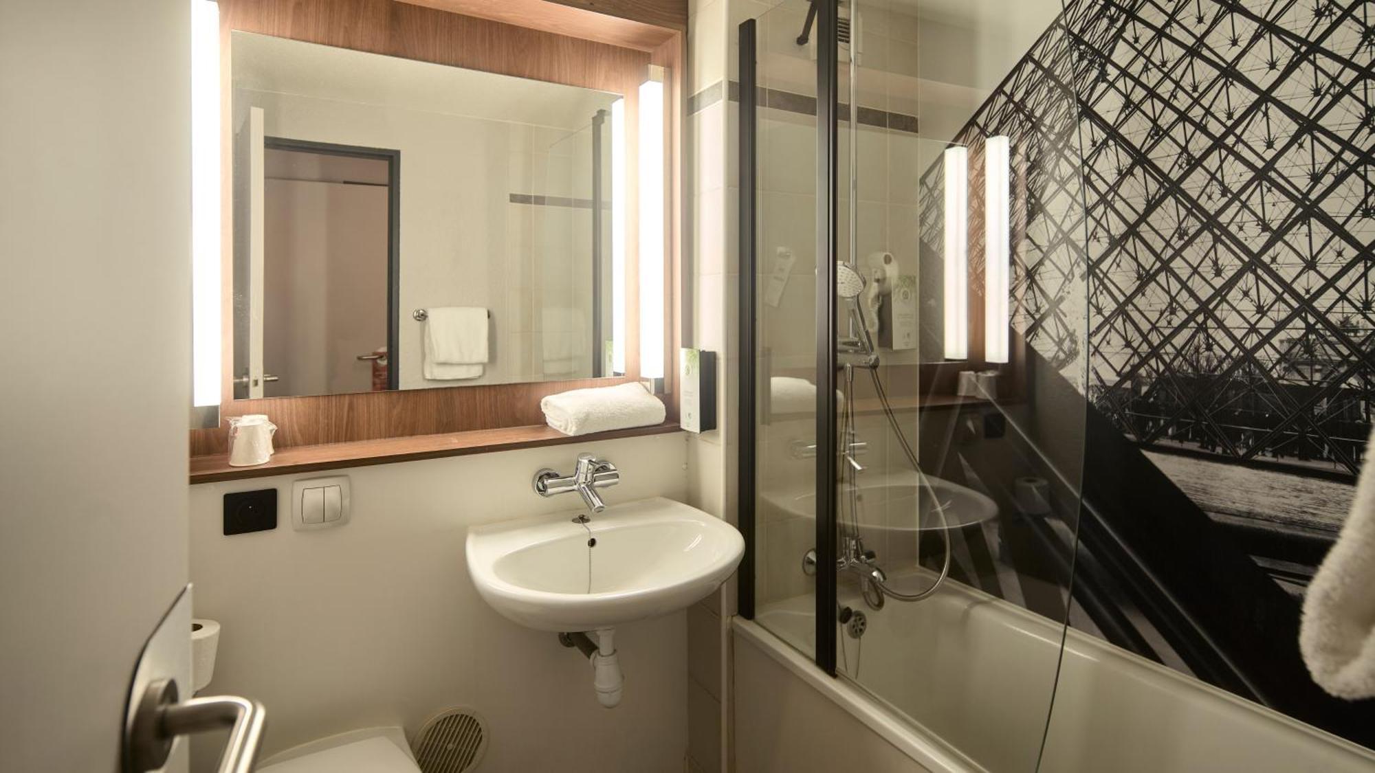 Standard Room 1 Queen Bed