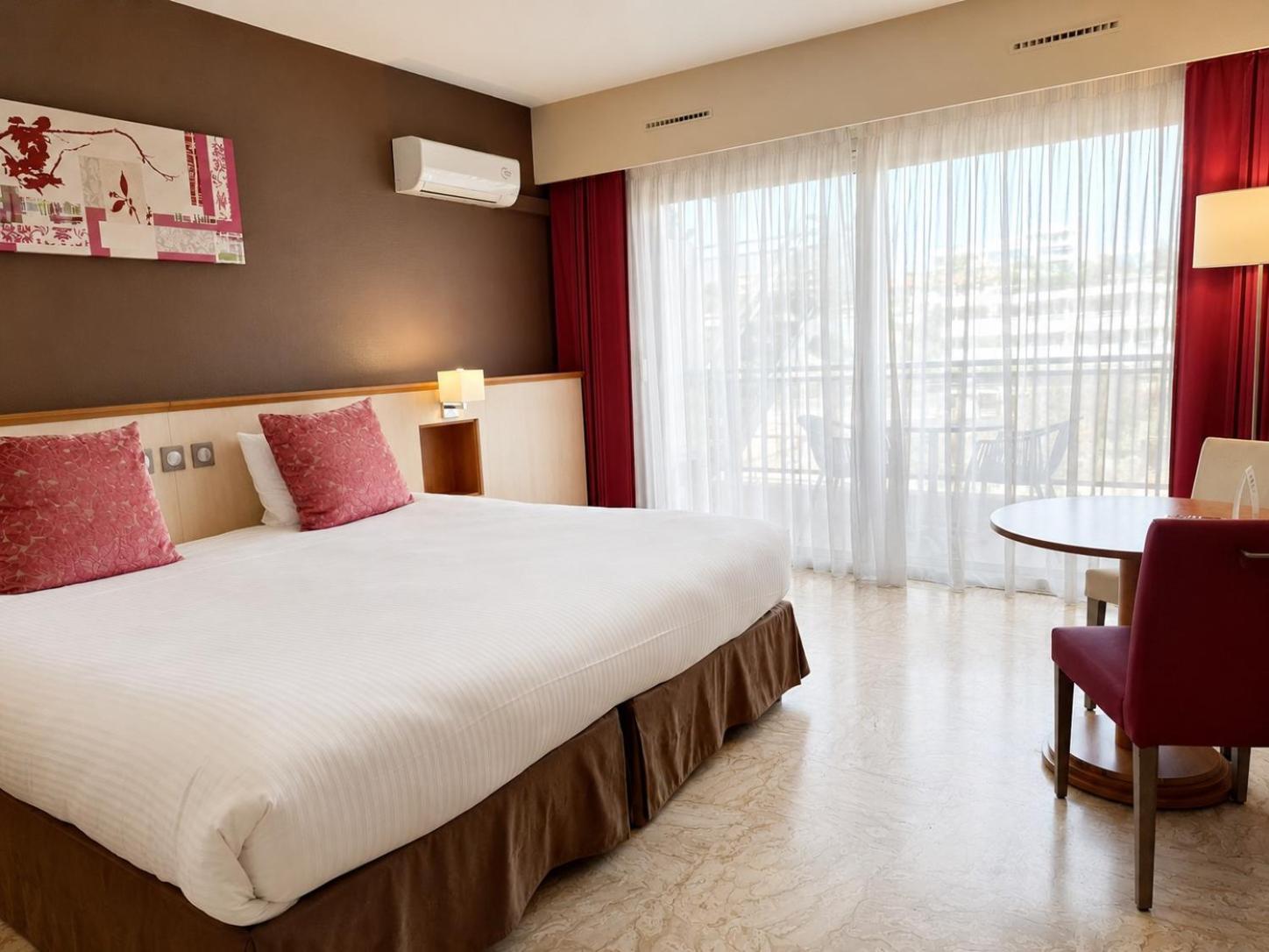 Grand Comfort Room