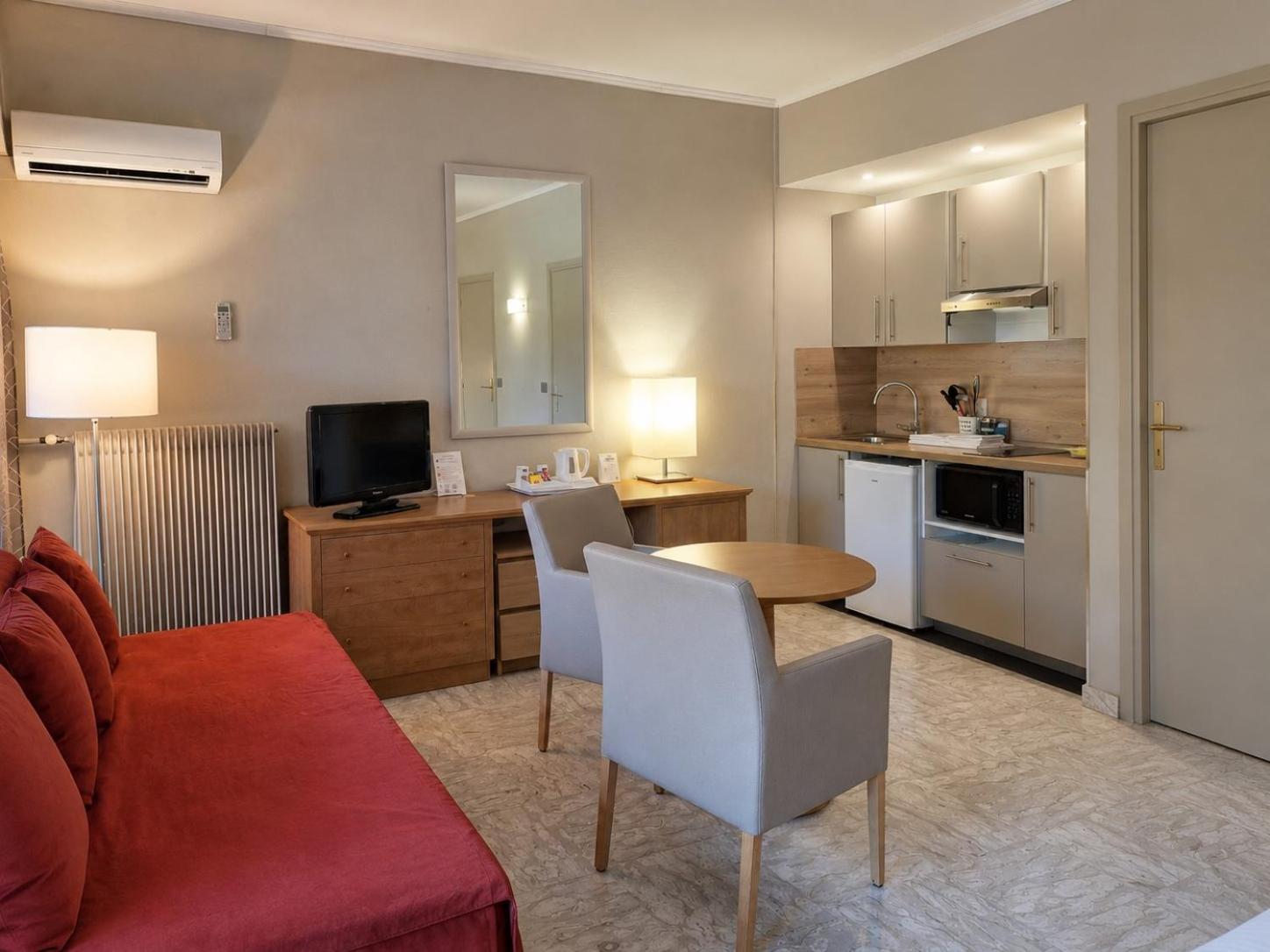 Grand comfort room Kitchenette