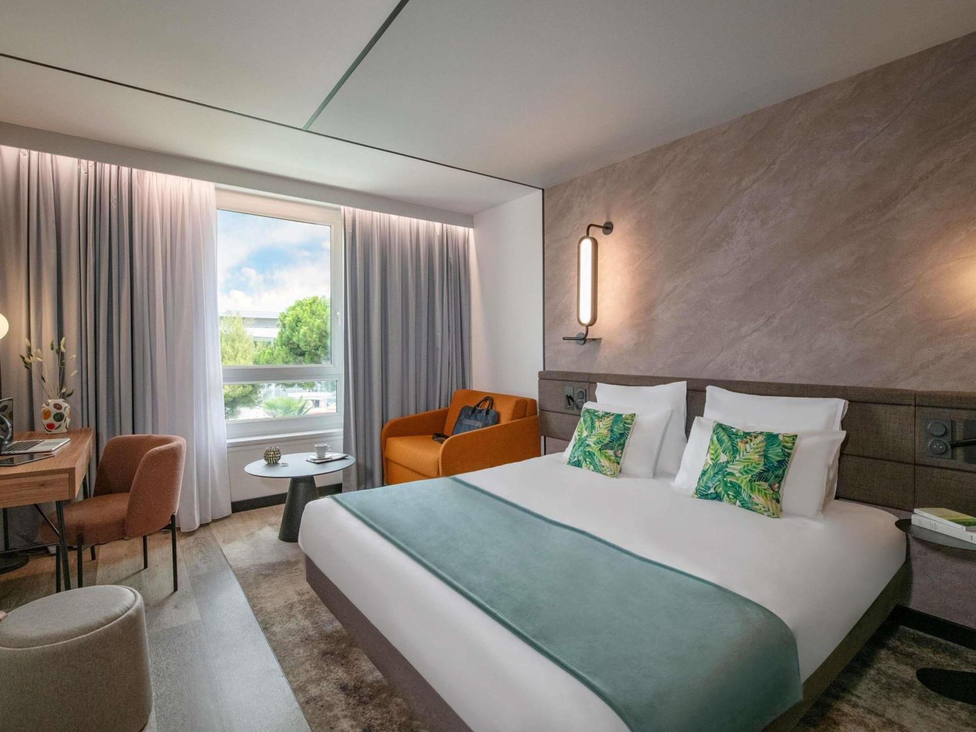 Executive Room 1 Kingsize bed 1 single sofa bed Garden Side