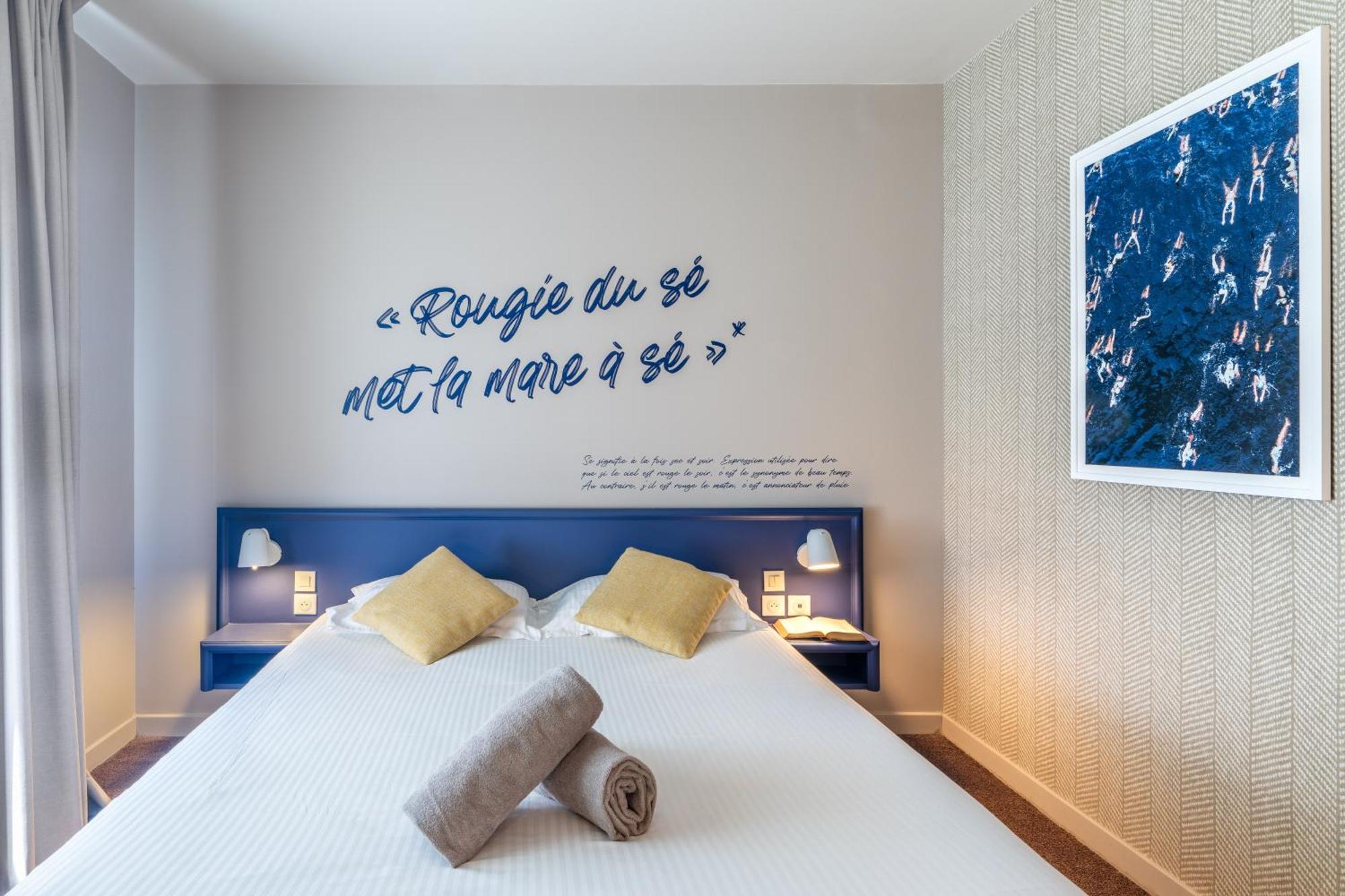 Double room with view of the Normandy Bridge