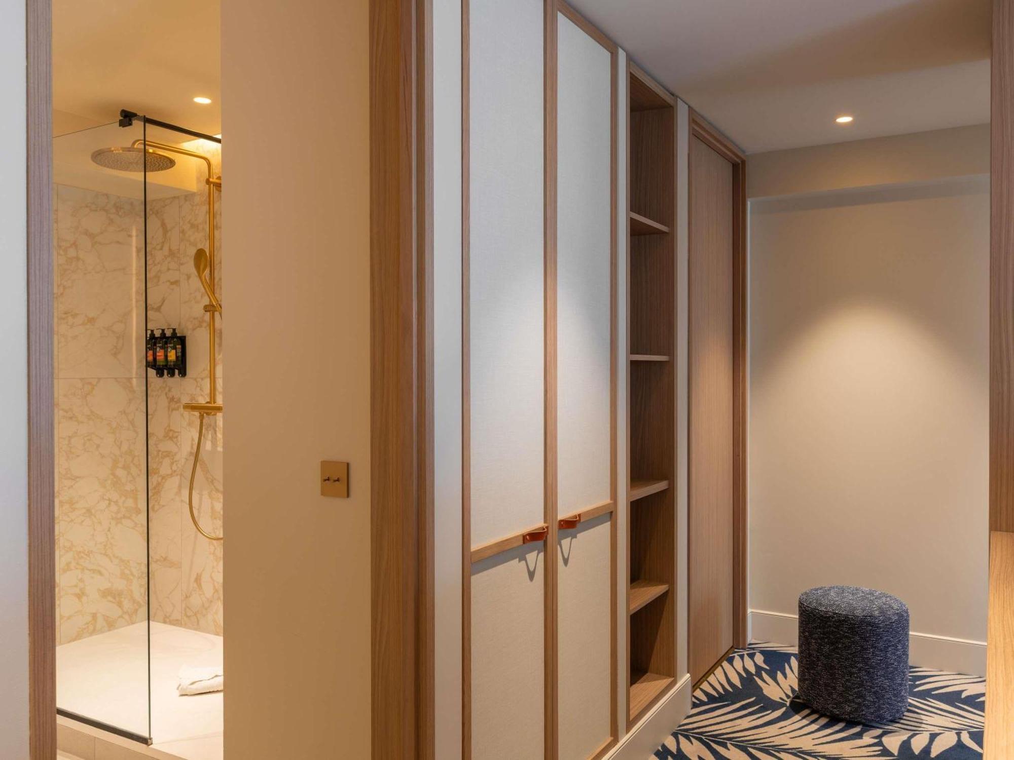 Junior Queen Suite Sofa Bed Street View