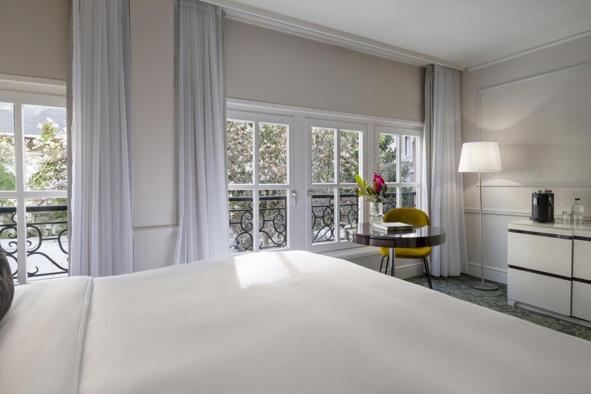 Deluxe King Room Garden View