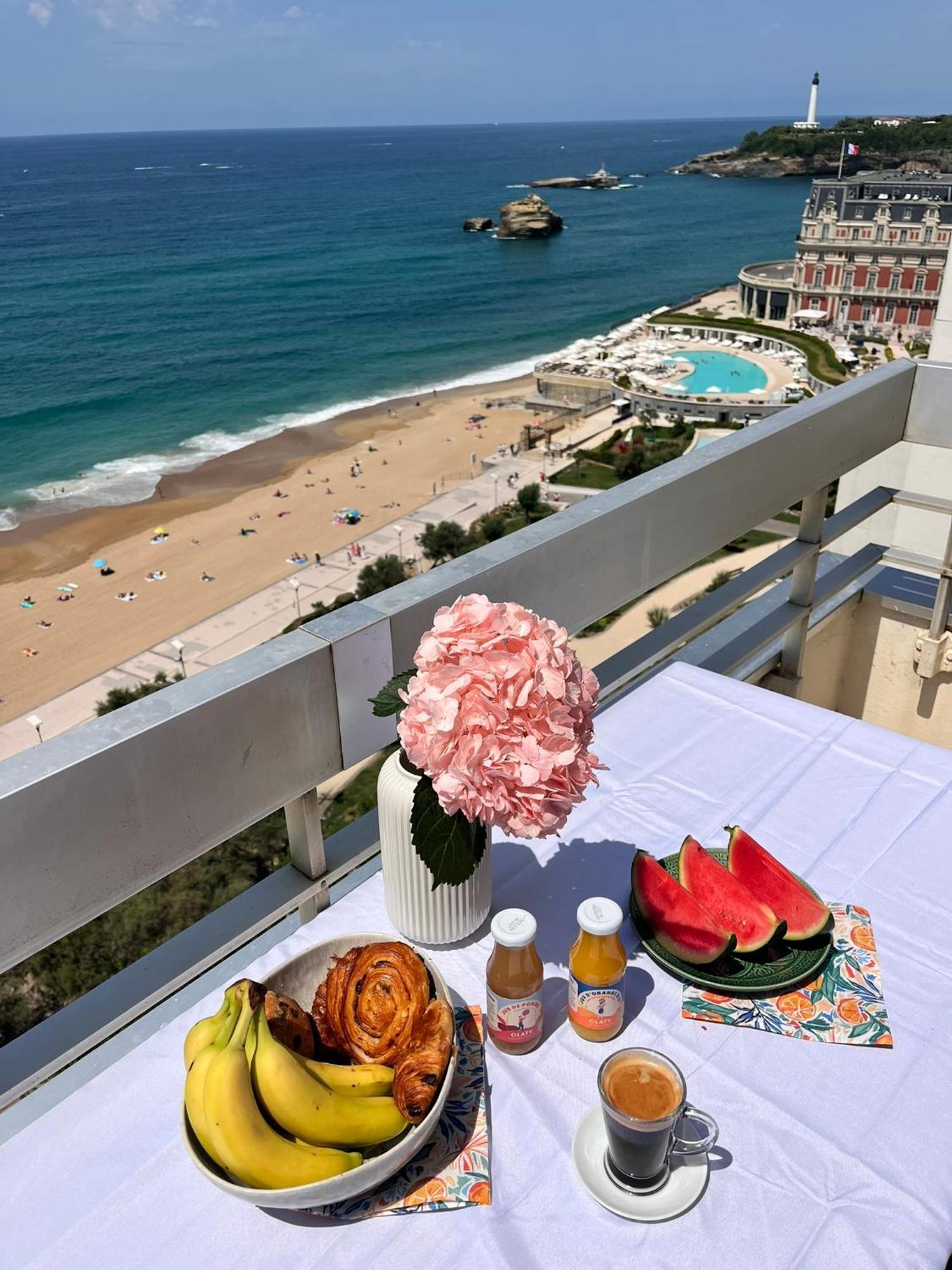 One-Bedroom Apartment Sea View