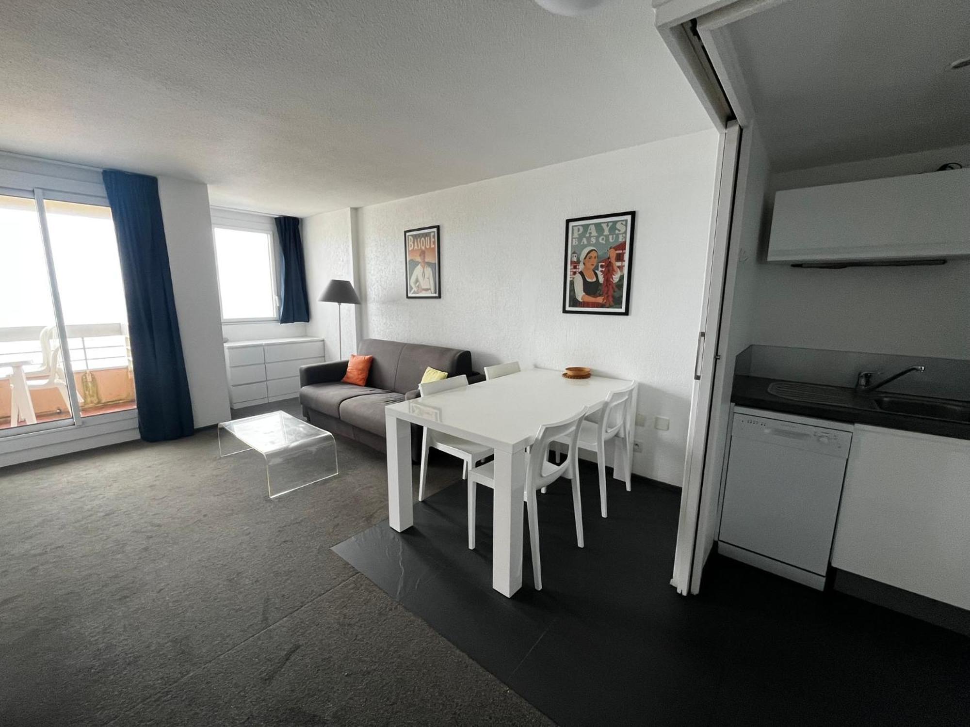 One-Bedroom Apartment Sea View