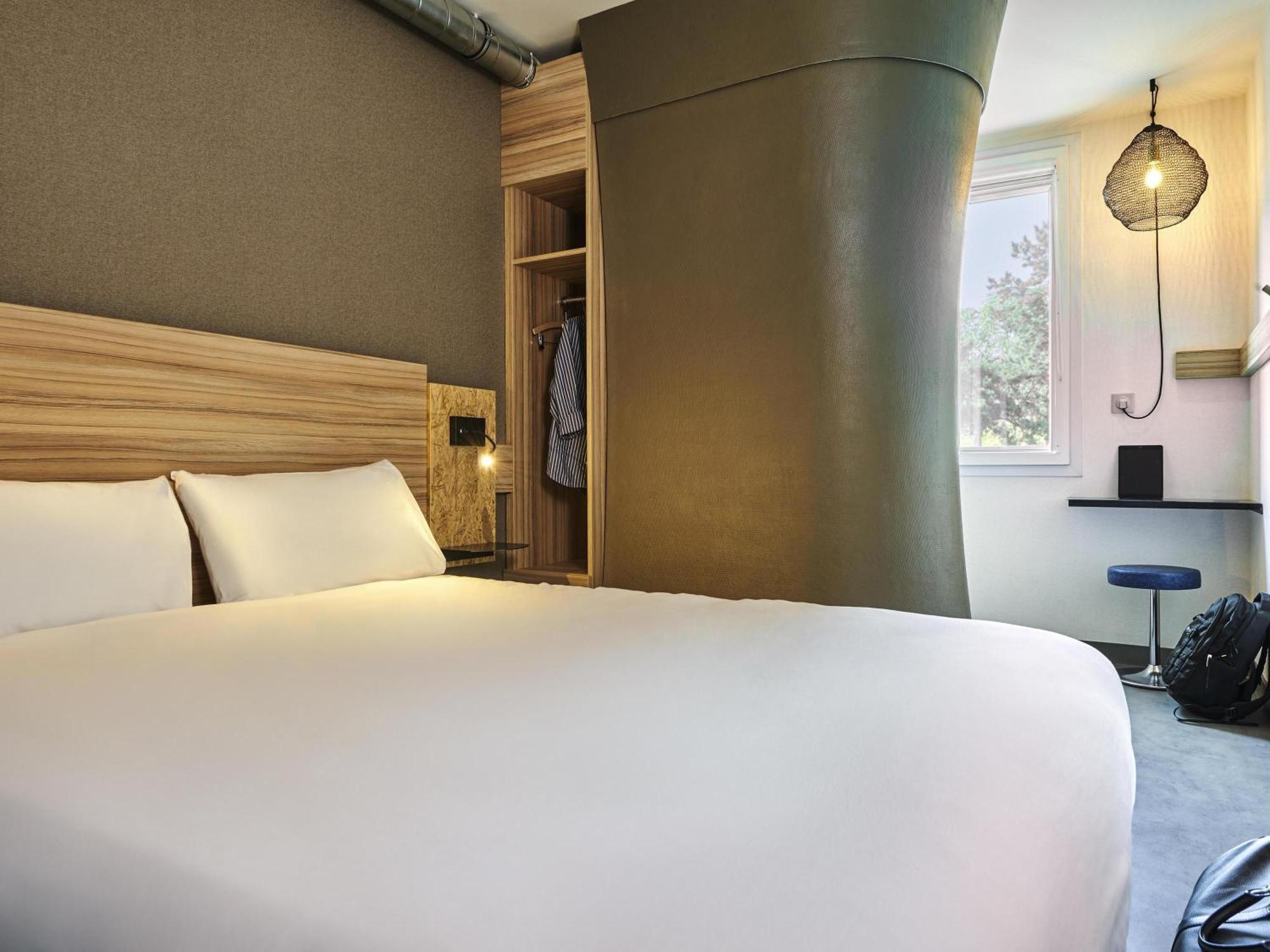 Pop Room a double bed