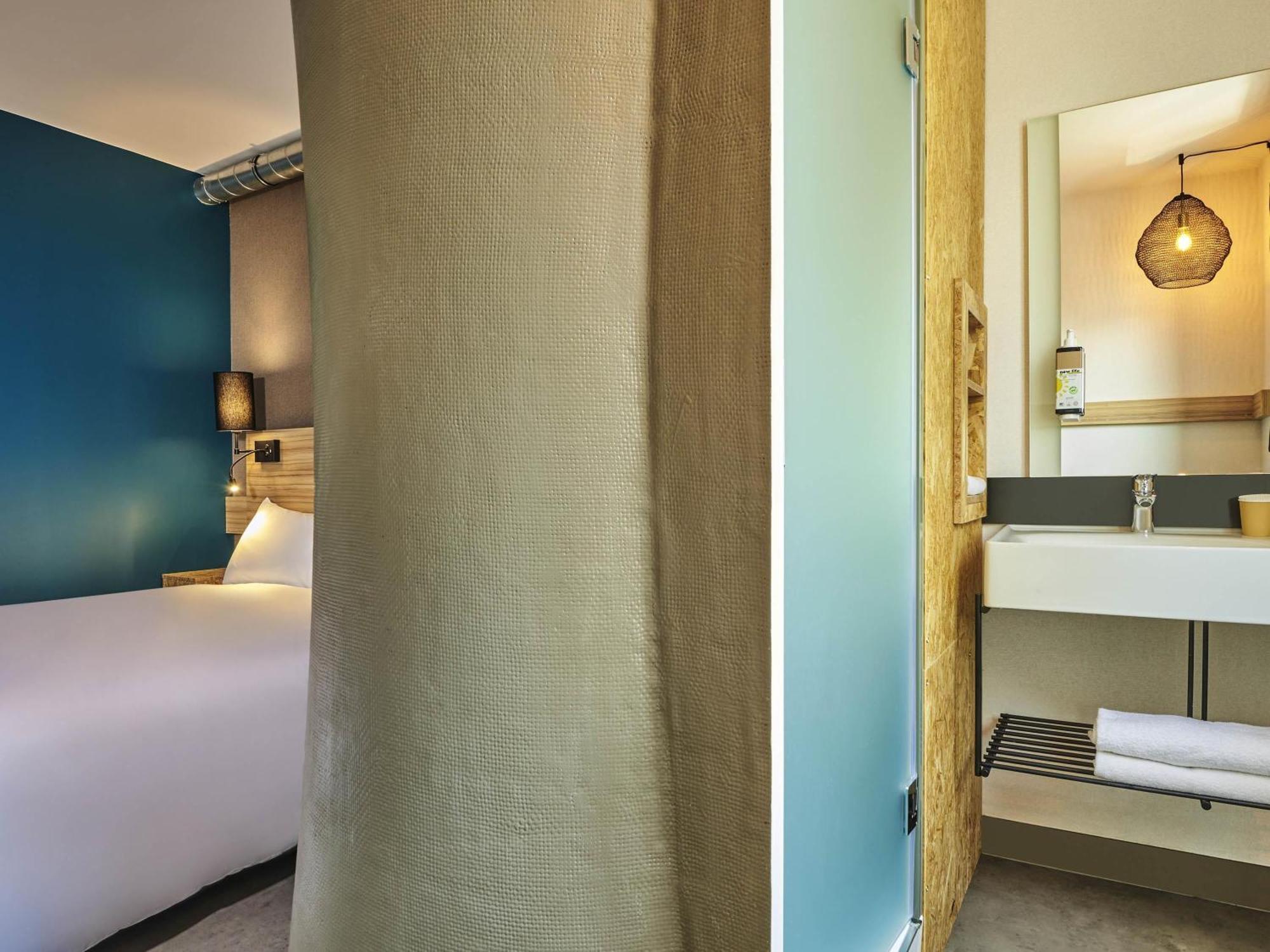 Pop Room a double bed