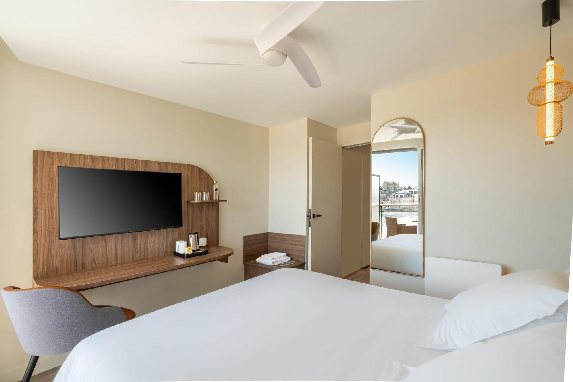 Comfort Queen Room Balcony Water Front Non-Smoking