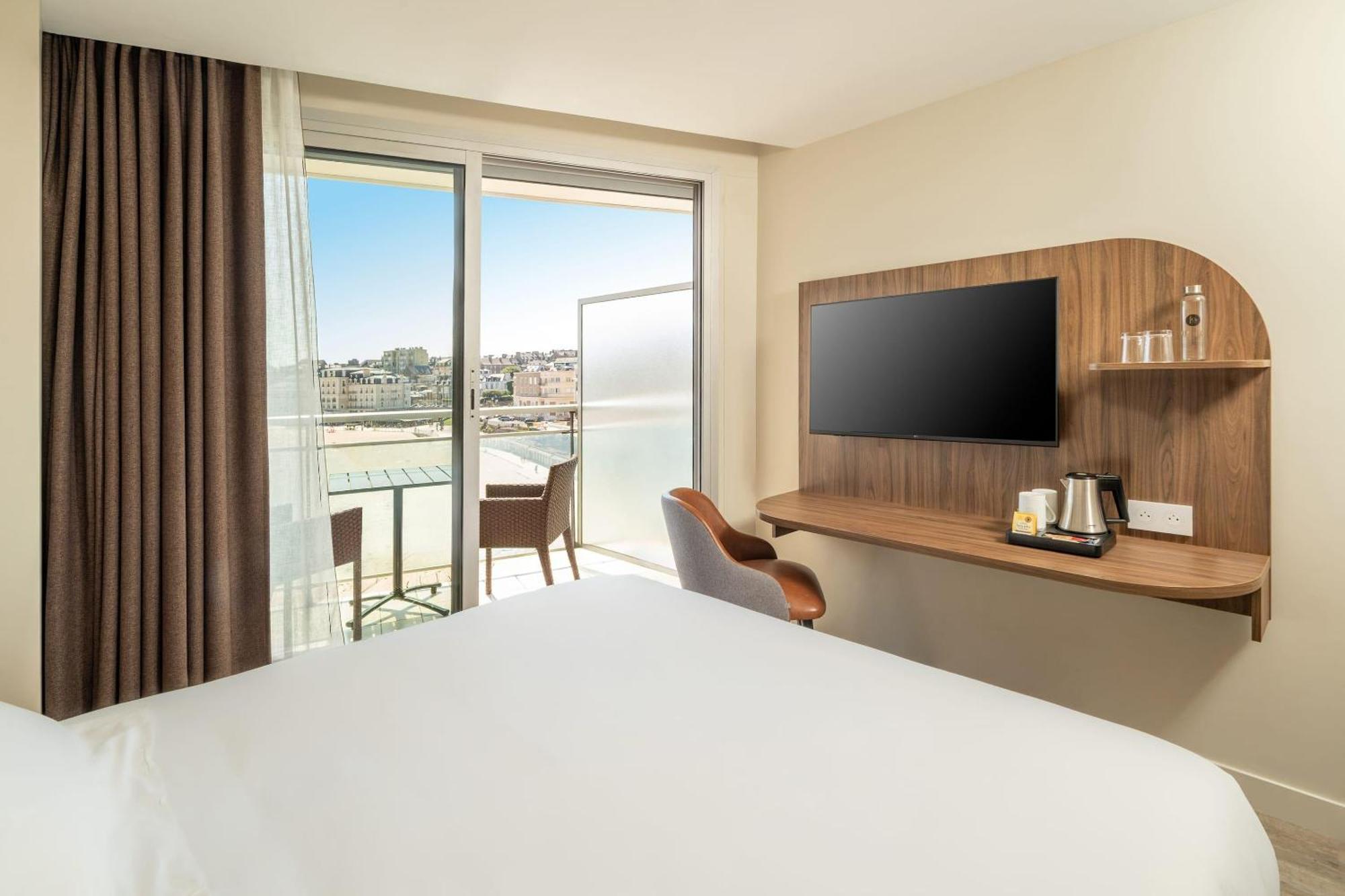 Comfort Queen Room Balcony Water Front Non-Smoking