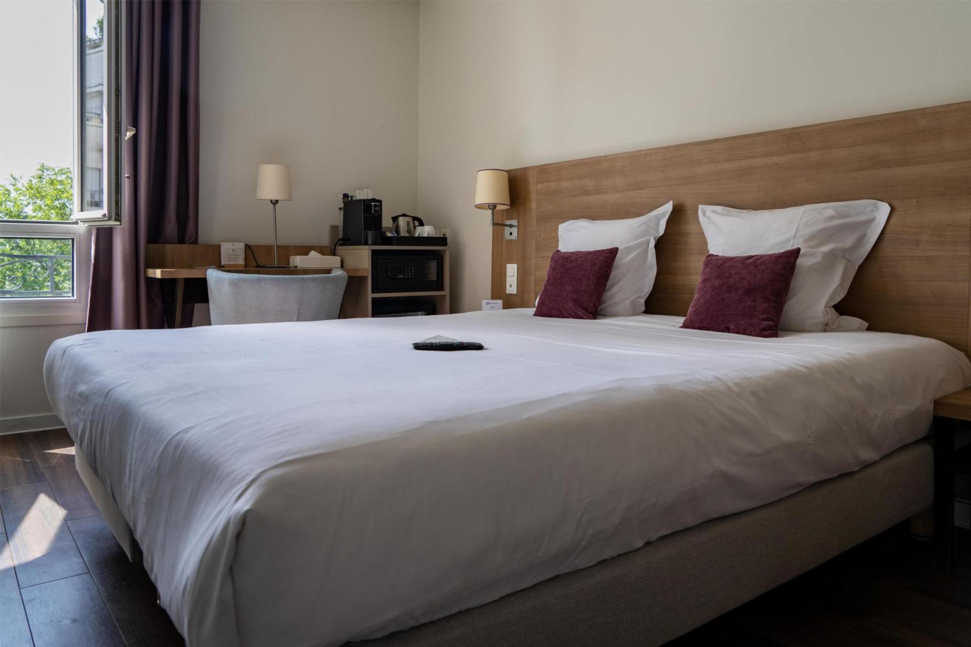 Superior King Room Eiffel Tower View or Non-Smoking