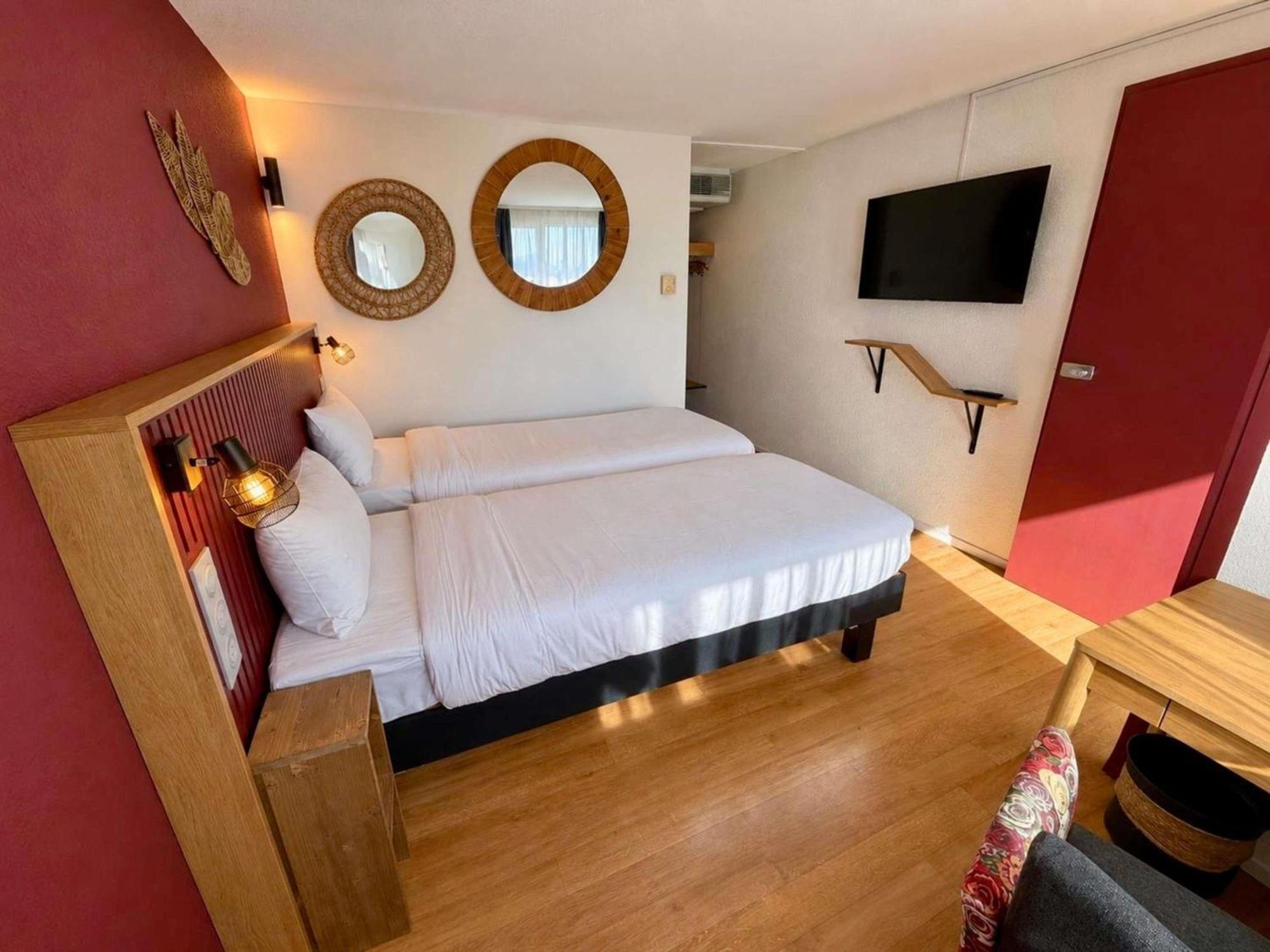 POP Room Two Single Beds