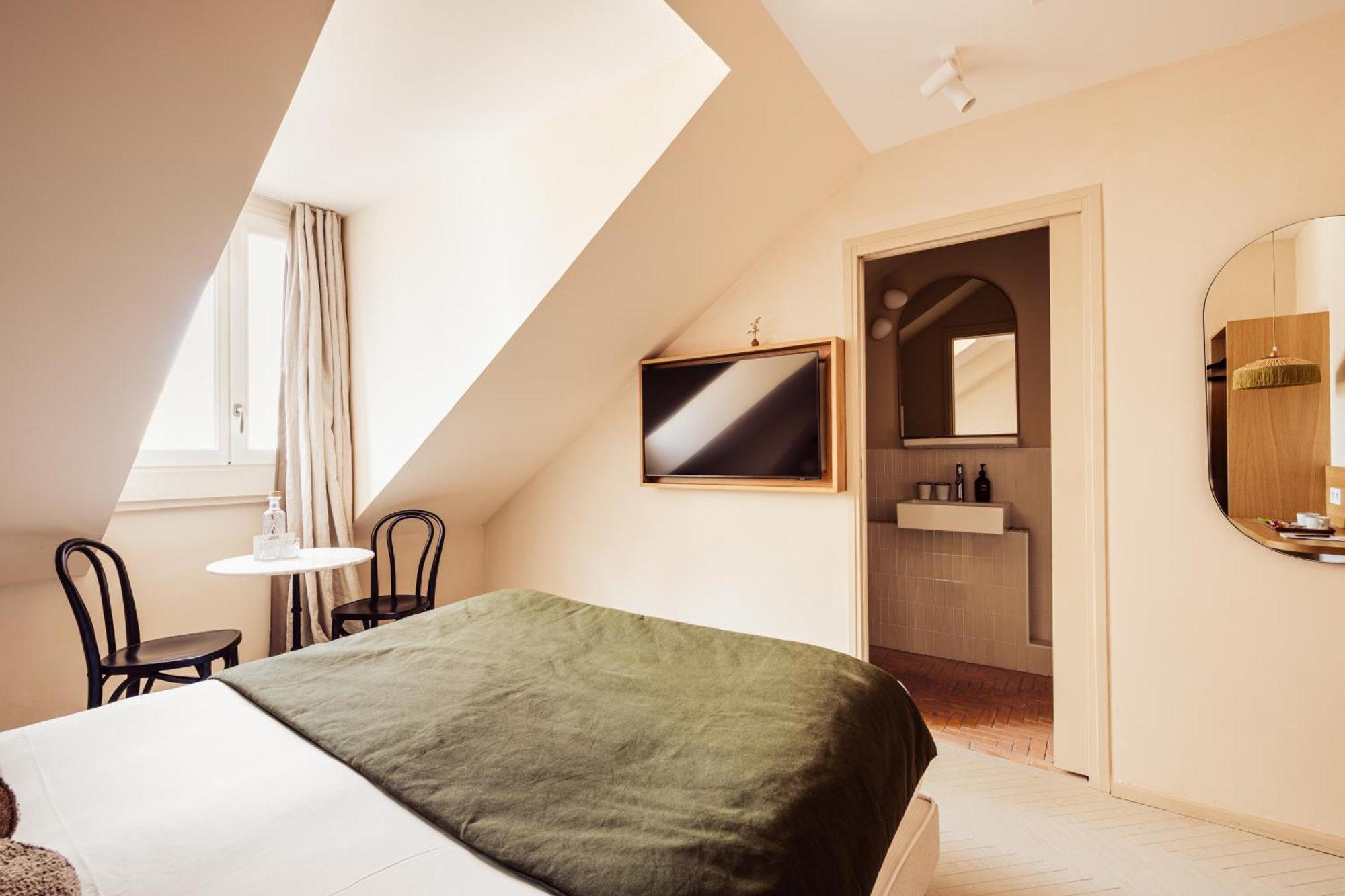 Parisian Room