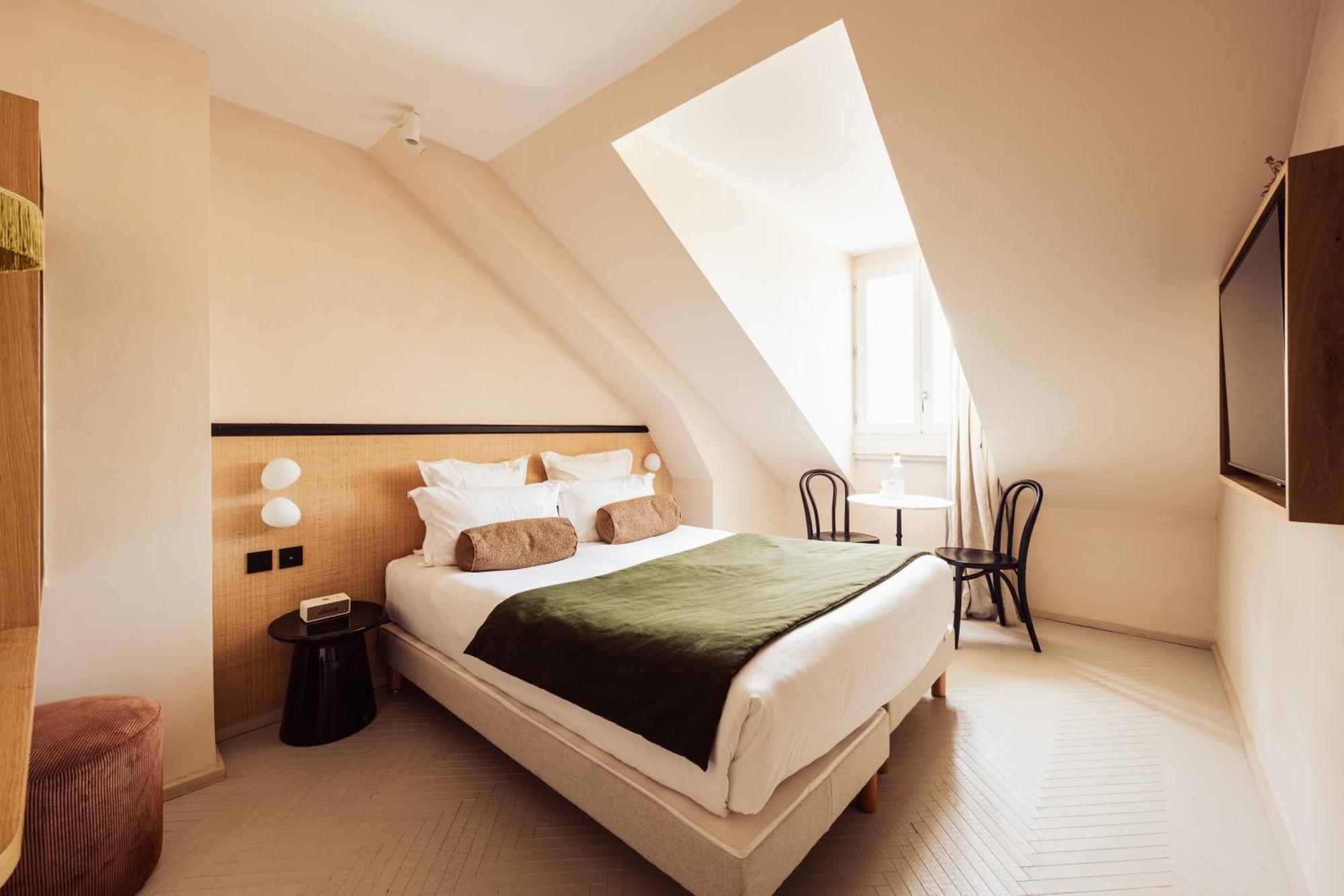 Parisian Room
